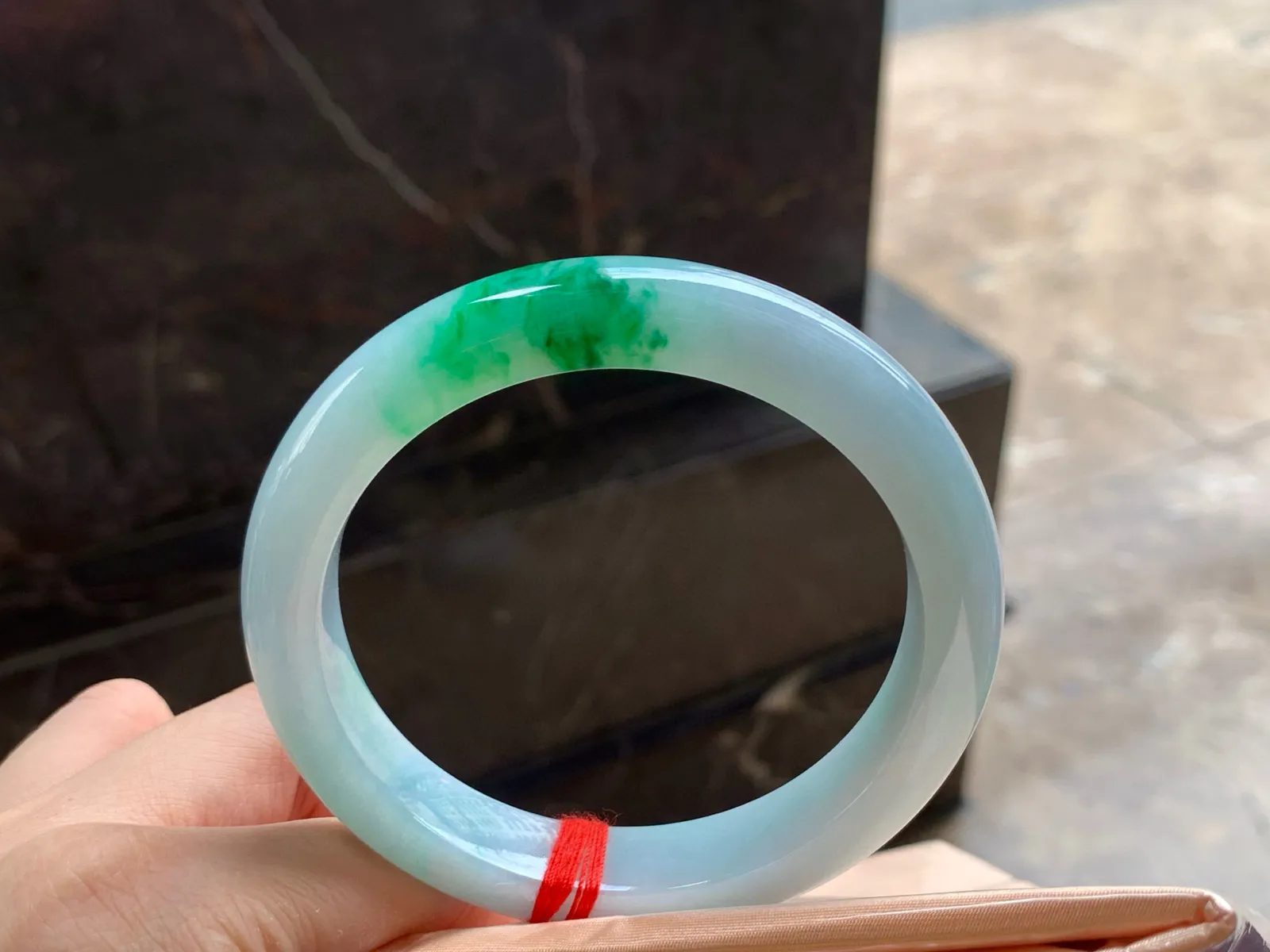 带色大圈手镯
清爽62.1/12/9.3mm
