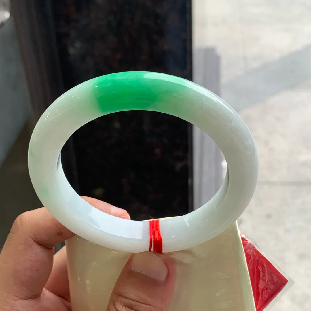 圆条冰糯阳绿 一丝棉线 尺寸:61.5/11.5/10.8 大圈口🥰🥰