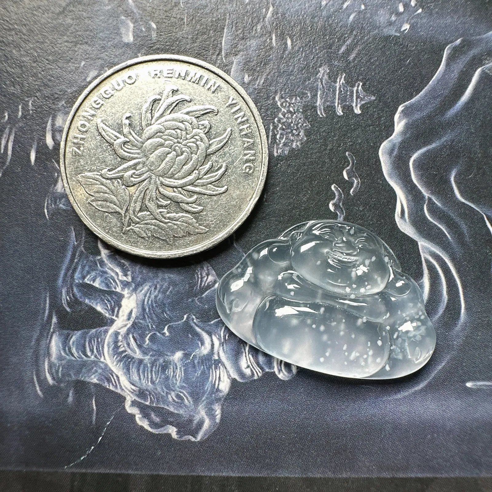 【玻璃种雪花棉】种水上佳的玻璃种飘雪花棉正装佛公，晶莹剔透，无纹无裂，背面一刀切，雕刻精美，推荐收藏。