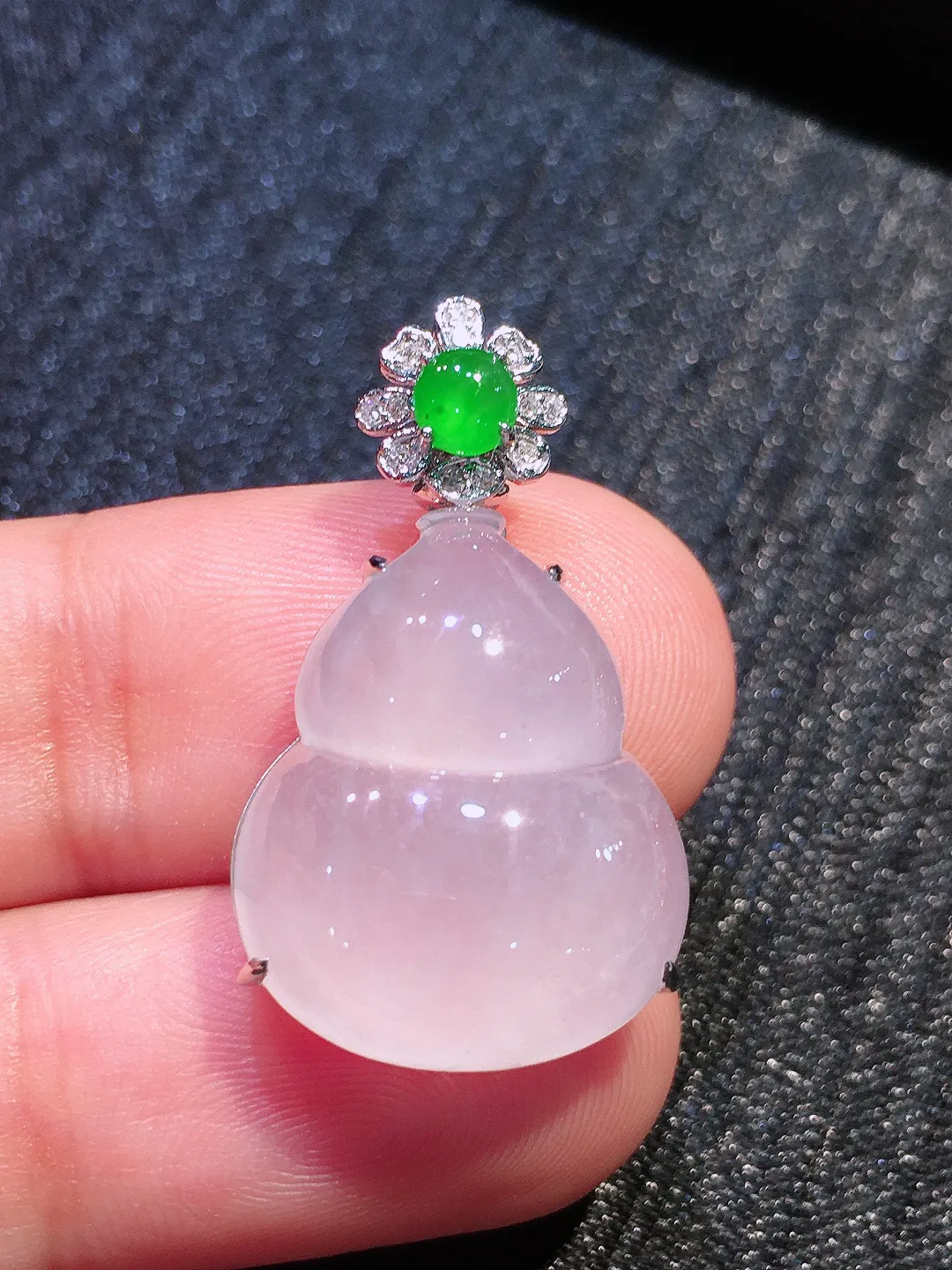 冰种葫芦吊坠，玉质细腻，荧光感超
强，饱满圆润，气质满满。18k
金豪华镶嵌
