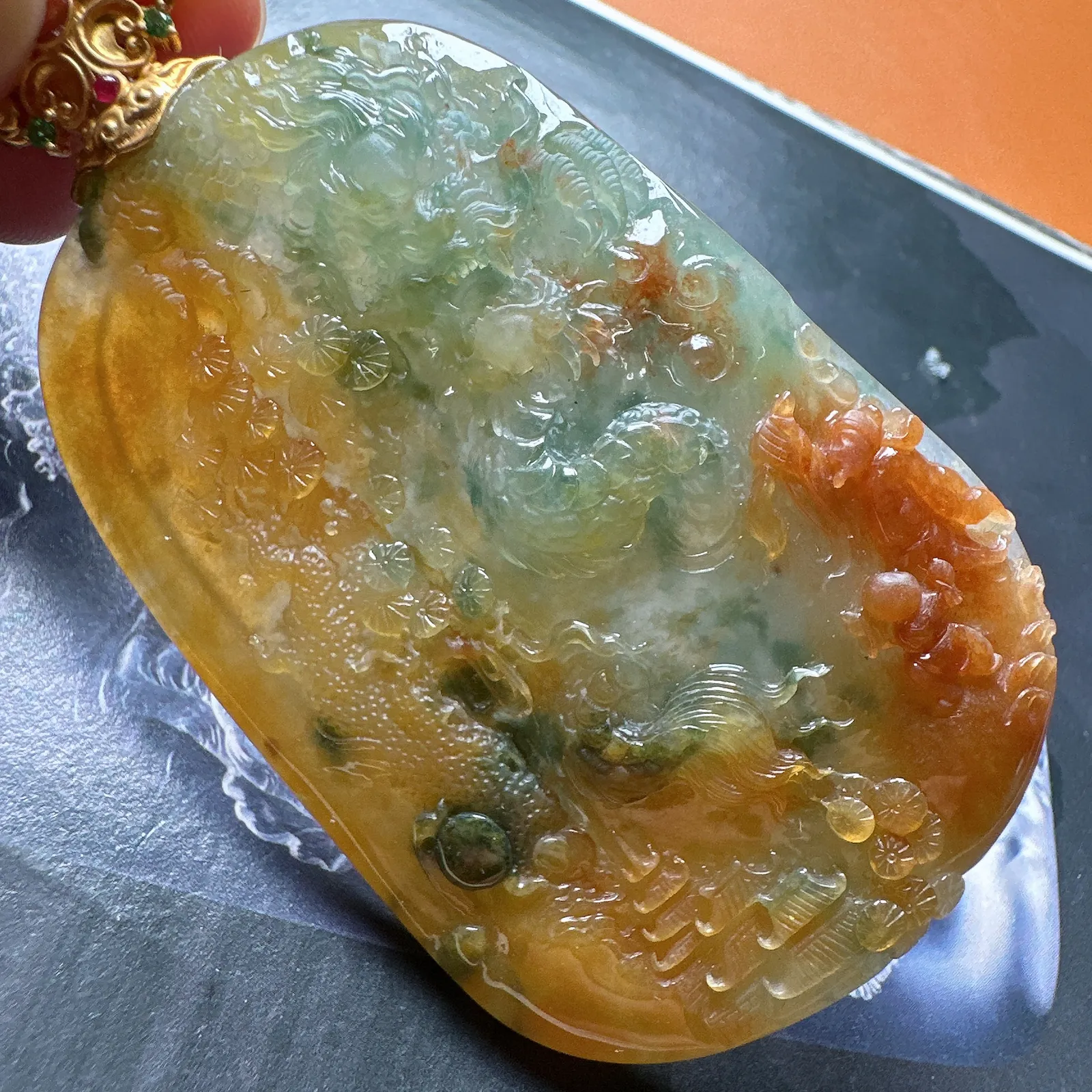 【龙牌】三彩大龙牌，冰感十足，难得的好种水山水龙牌，多彩料，稀缺度很足，雕刻精美，可以收藏。