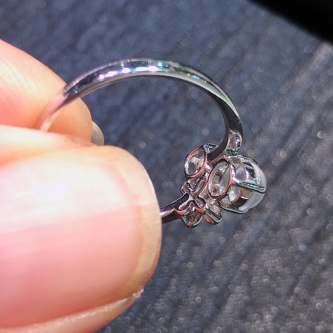 （冰+绿）二合一戒指，色泽均匀艳丽，玉质细腻，荧光感超
强，饱满圆润，气质满满。18k
金豪华镶嵌