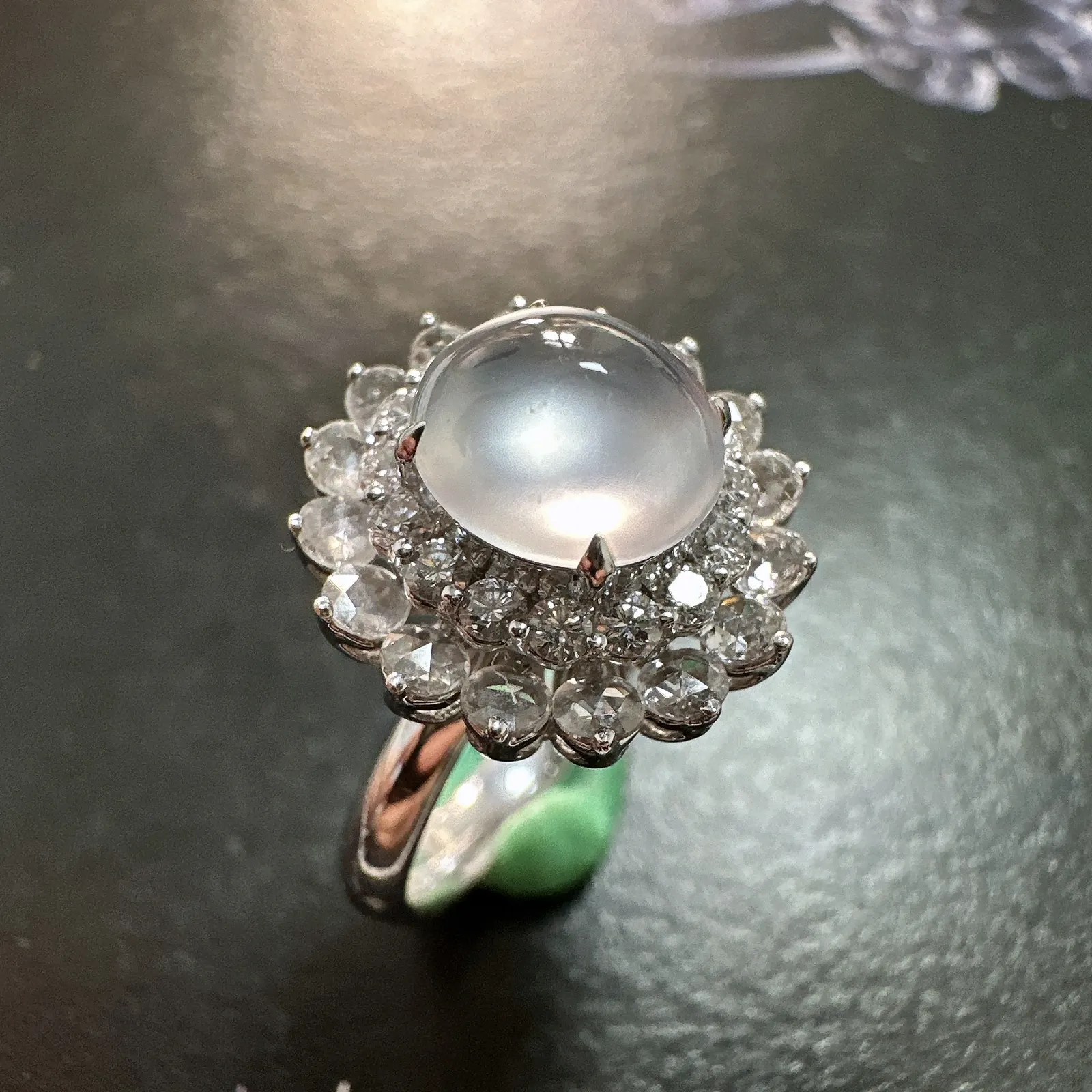 【玻璃种蛋面戒指】种水色俱全，起刚性光泽，冰透闪亮，通透感饱满度很好，18k金钻豪华镶嵌，裸石尺寸8.3*7.4*4.6毫米