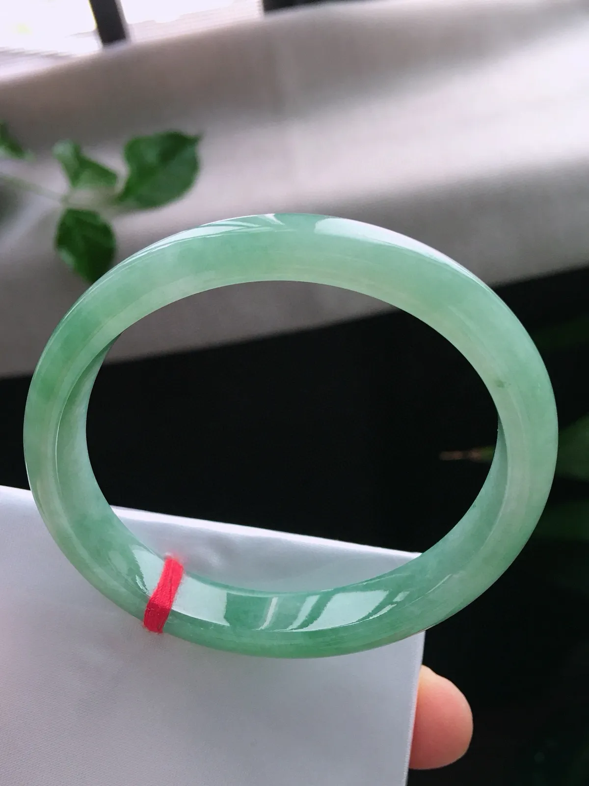 圈口55.5/51.2，贵妃手镯，正圈53.5可戴，绿底，玉质水润细腻，尺寸55.5-10.2-6.5mm
