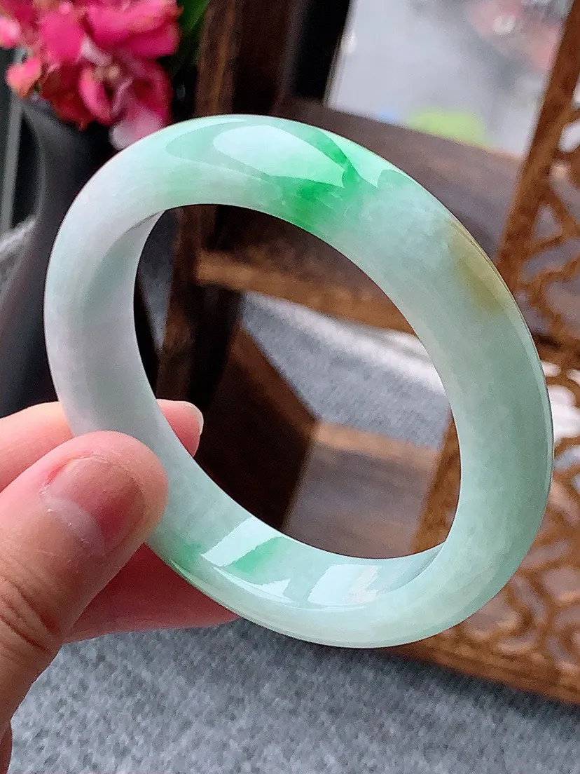 a货翡翠老坑黄加绿双彩正装正圈手镯53-54圈口 尺寸53.3×12.3×8mm 重量55.90g 