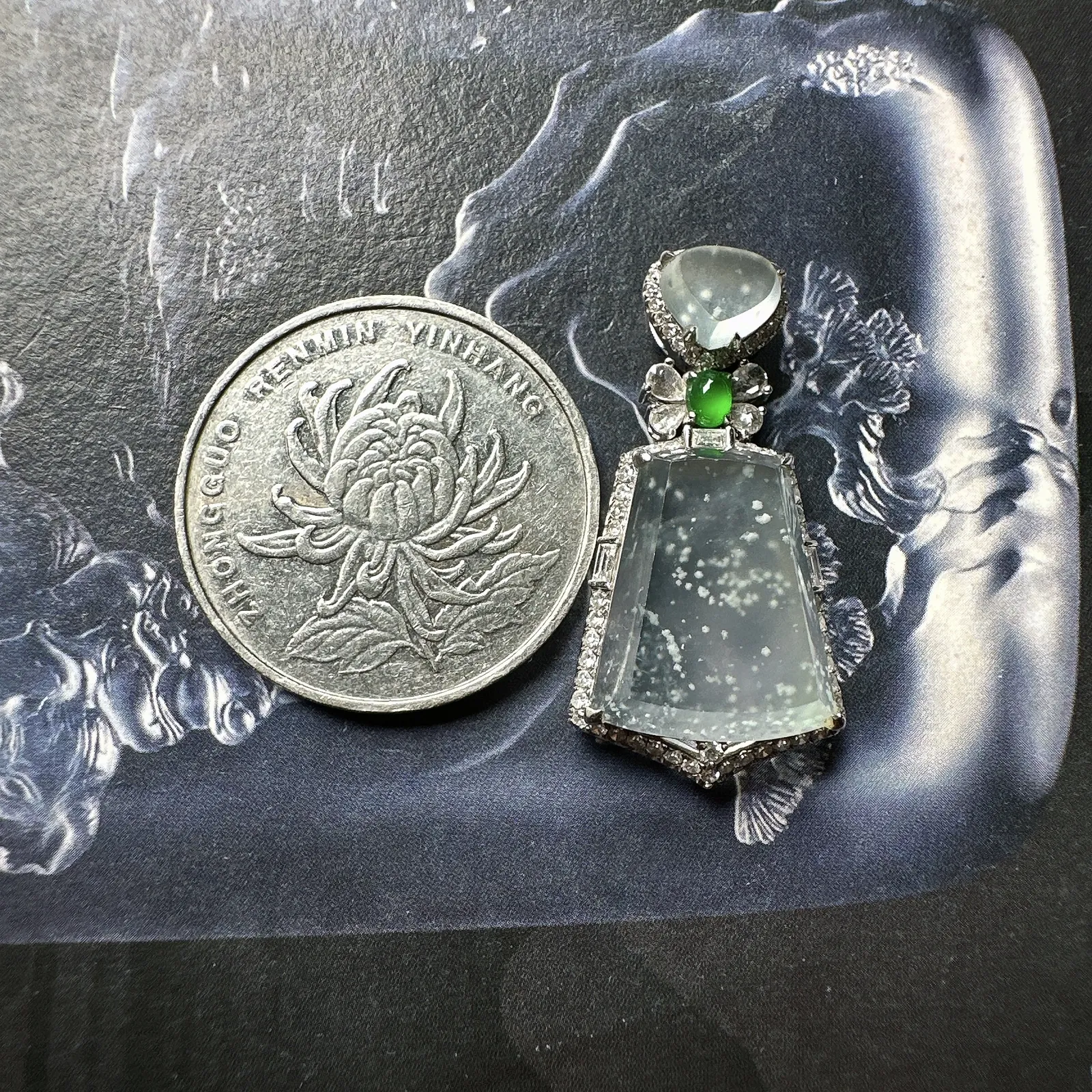 【玻璃种】老坑玻璃种飘雪花棉无事牌，厚度很不错，难得的高品质，女士佩戴上佳，推荐入手。裸石尺寸16.1*13.3*3毫米。