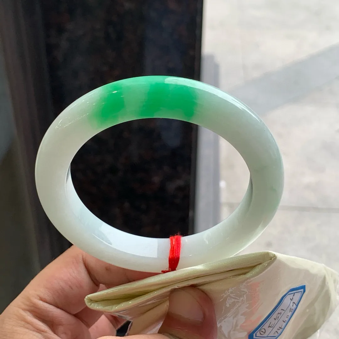 圆条冰糯阳绿 一丝棉线 尺寸:61.5/11.5/10.8 大圈口🥰🥰