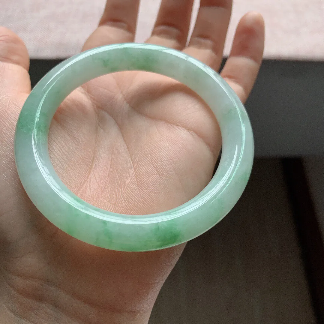 58圈口，自然光实拍，老坑冰糯种飘花圆条翡翠手镯，尺寸:58-9.8mm，重量59.24g