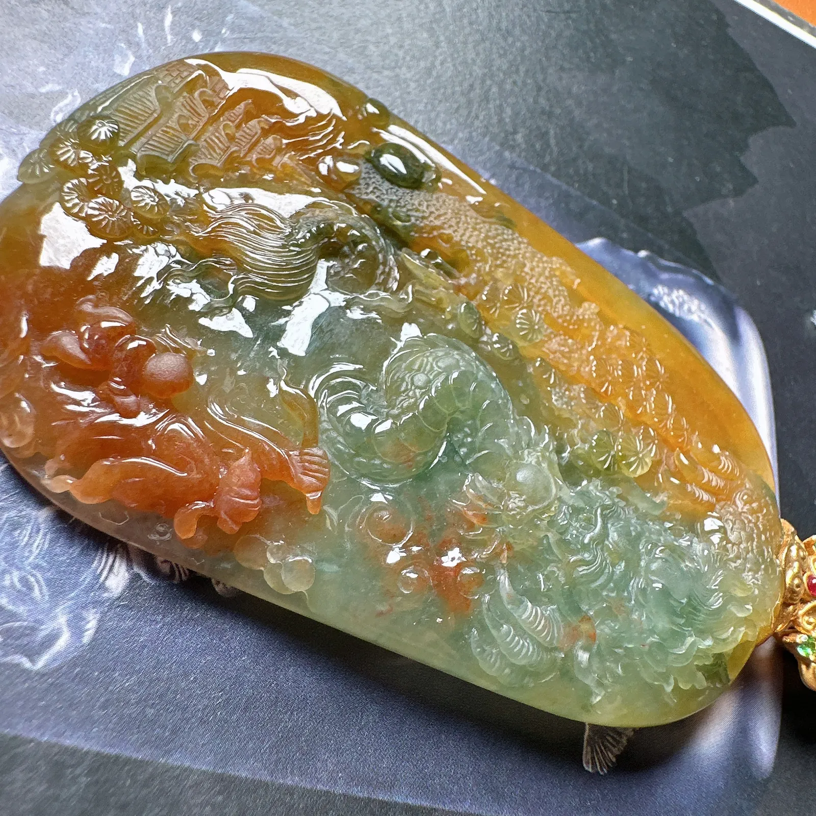 【龙牌】三彩大龙牌，冰感十足，难得的好种水山水龙牌，多彩料，稀缺度很足，雕刻精美，可以收藏。
