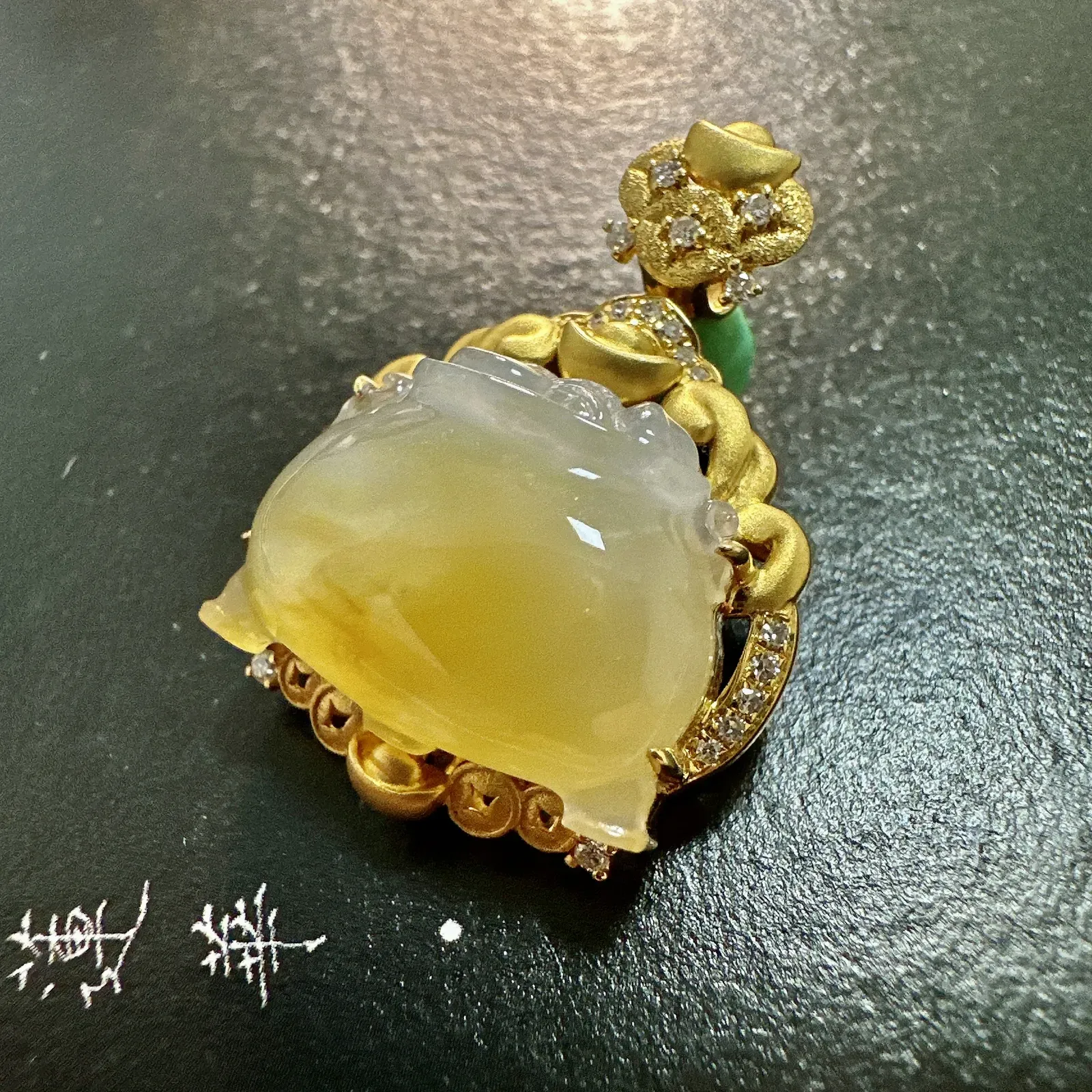 【冰种黄翡钱鼎吊坠】质地细腻，工艺很好，饱满圆润，18k金钻镶嵌，裸石尺寸14*17.6*5.6毫米