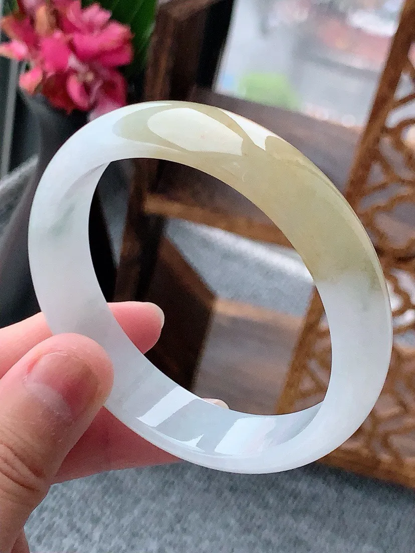 a货翡翠老坑飘黄翡正装正圈手镯55-56圈口 尺寸55.8×13.2×6.2mm 重量48.55g 