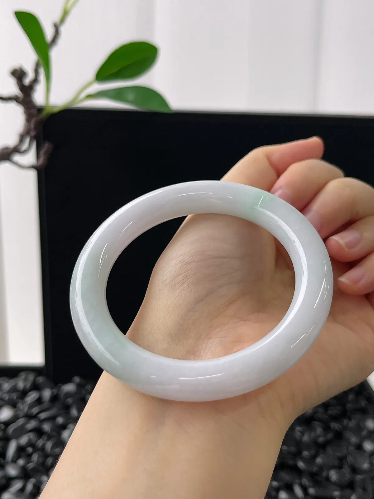 圆镯54圈口，翡翠糯化种白色手镯