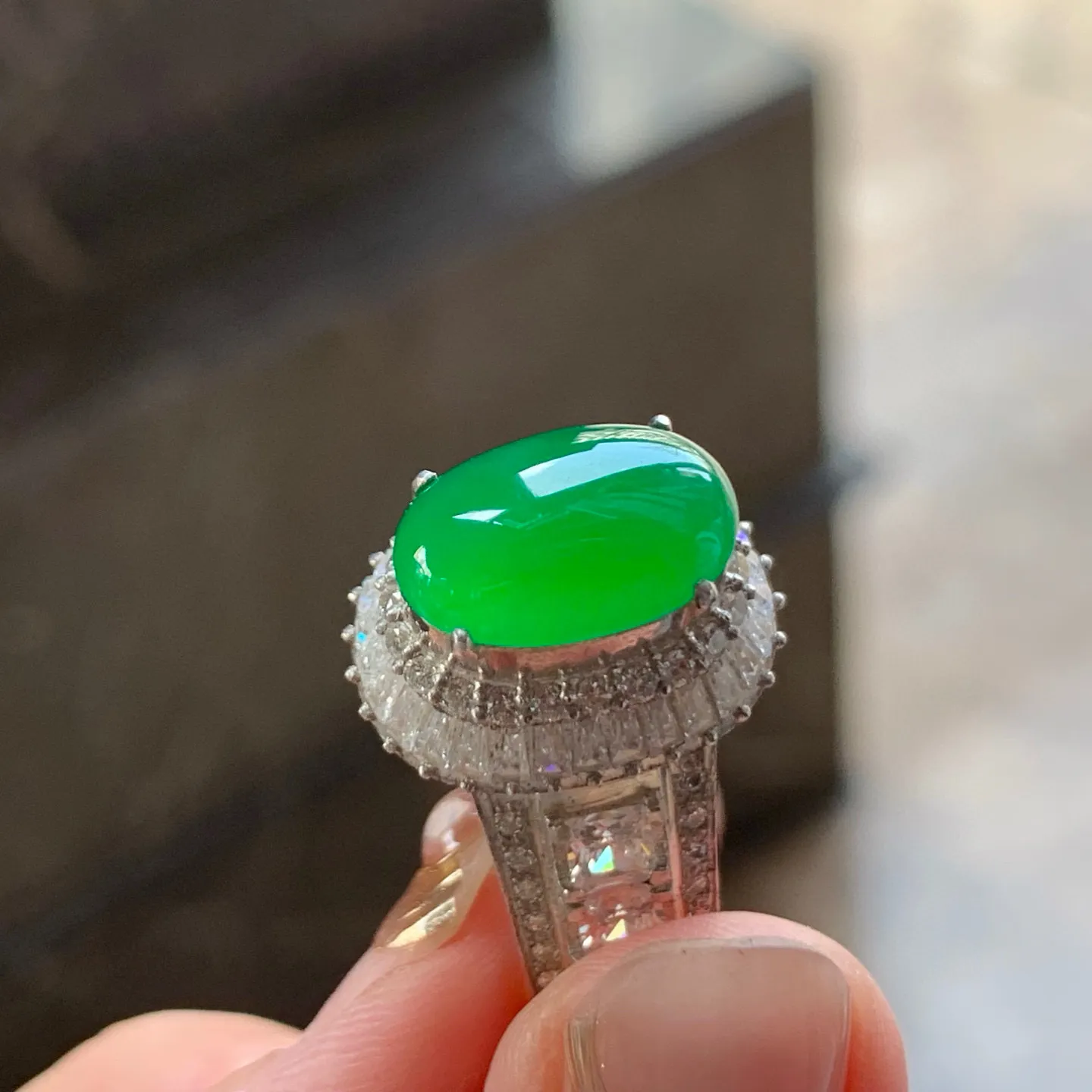 冰种辣绿蛋面
种好 铜托