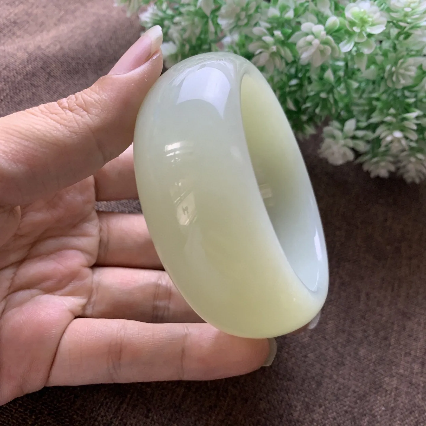 和田玉58.5圈口暖白色手镯，品质好，细腻油润，料子好
