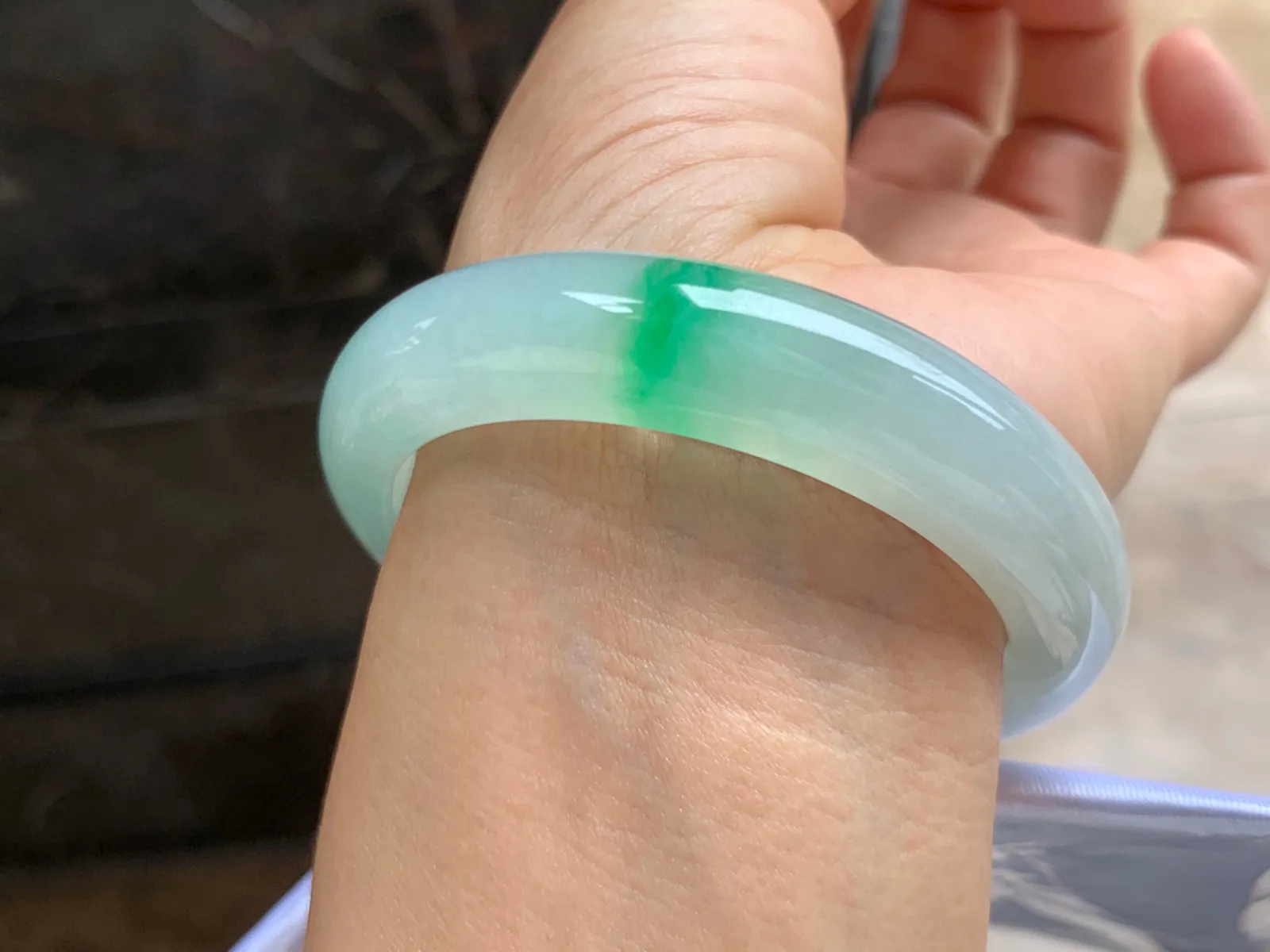 54-12.5-8mm
带色手镯 种好细腻 淡淡底色 一抹绿点缀 佩戴优雅