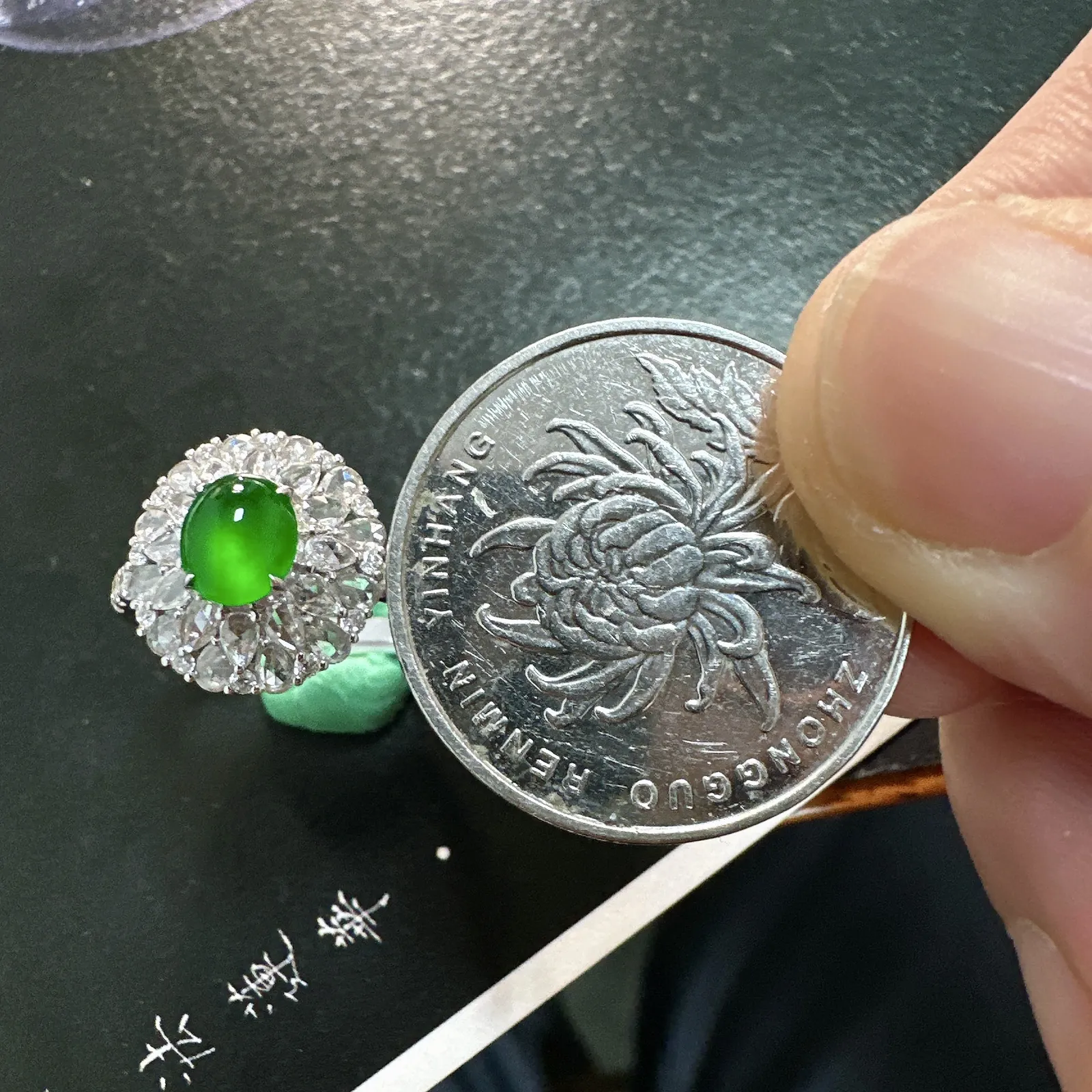 【冰种满绿蛋面戒指】种水色俱全，起荧光，冰透闪亮，通透感饱满度很好，18k金钻豪华镶嵌，裸石尺寸6.1*5.1*2.9毫米