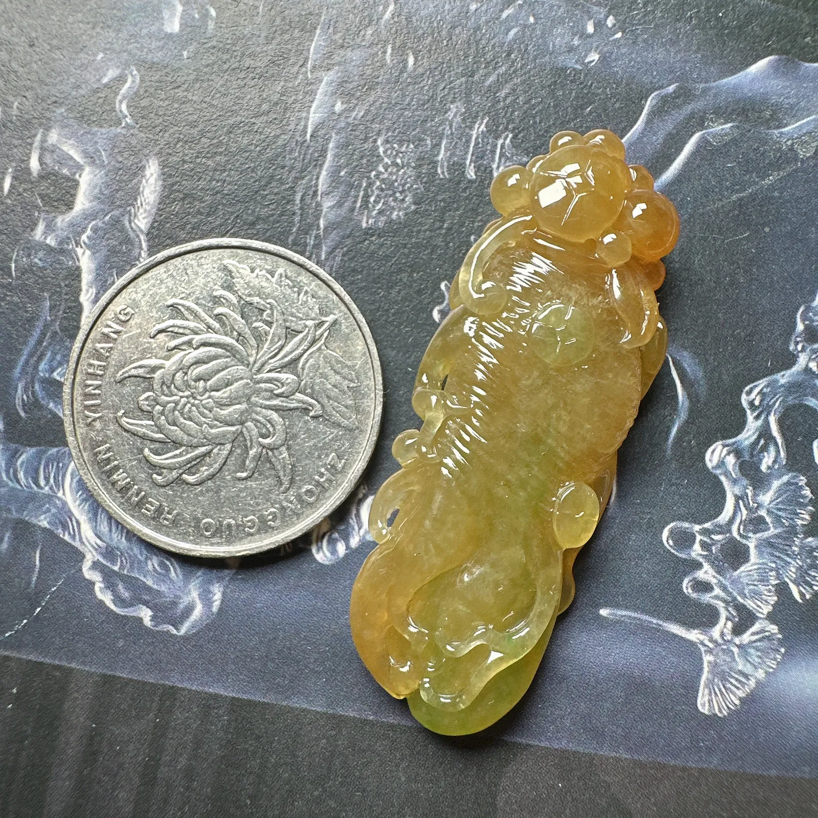 【人生如意】冰黄翡人参，种水上乘，看得见的冰透，飘绿色，有点黄加绿的味道，尺寸也够大，佩戴佳品，寓意吉祥。