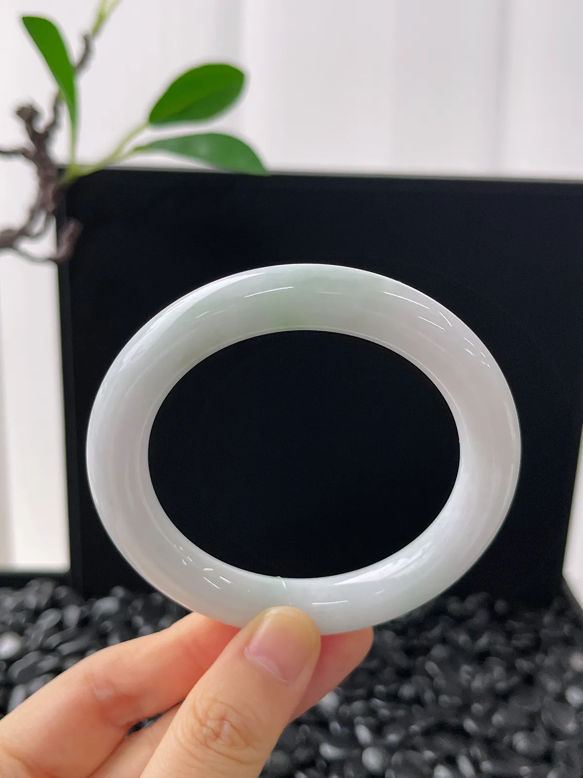 圆镯54圈口，翡翠糯化种白色手镯