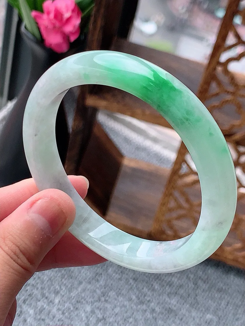 a货翡翠老坑飘绿正装正圈手镯60-61大圈口  尺寸60.2×10.8×8mm 重量55.27g 0