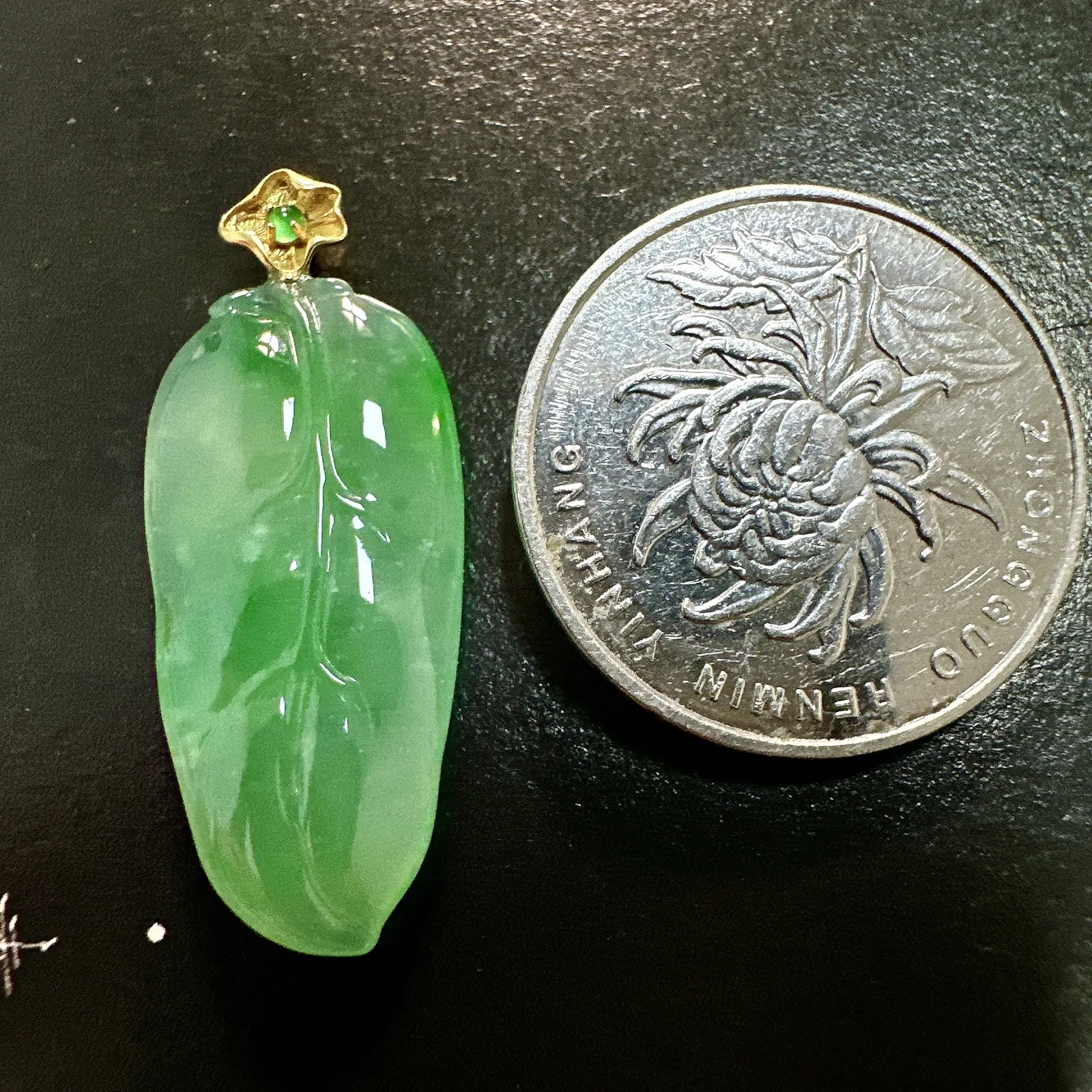 【冰种满绿随形叶子】金枝玉叶，质地细腻，冰润透亮，光泽出众，冰感十足，18k金钻镶嵌，裸石尺寸30.2*14.4*5毫米
