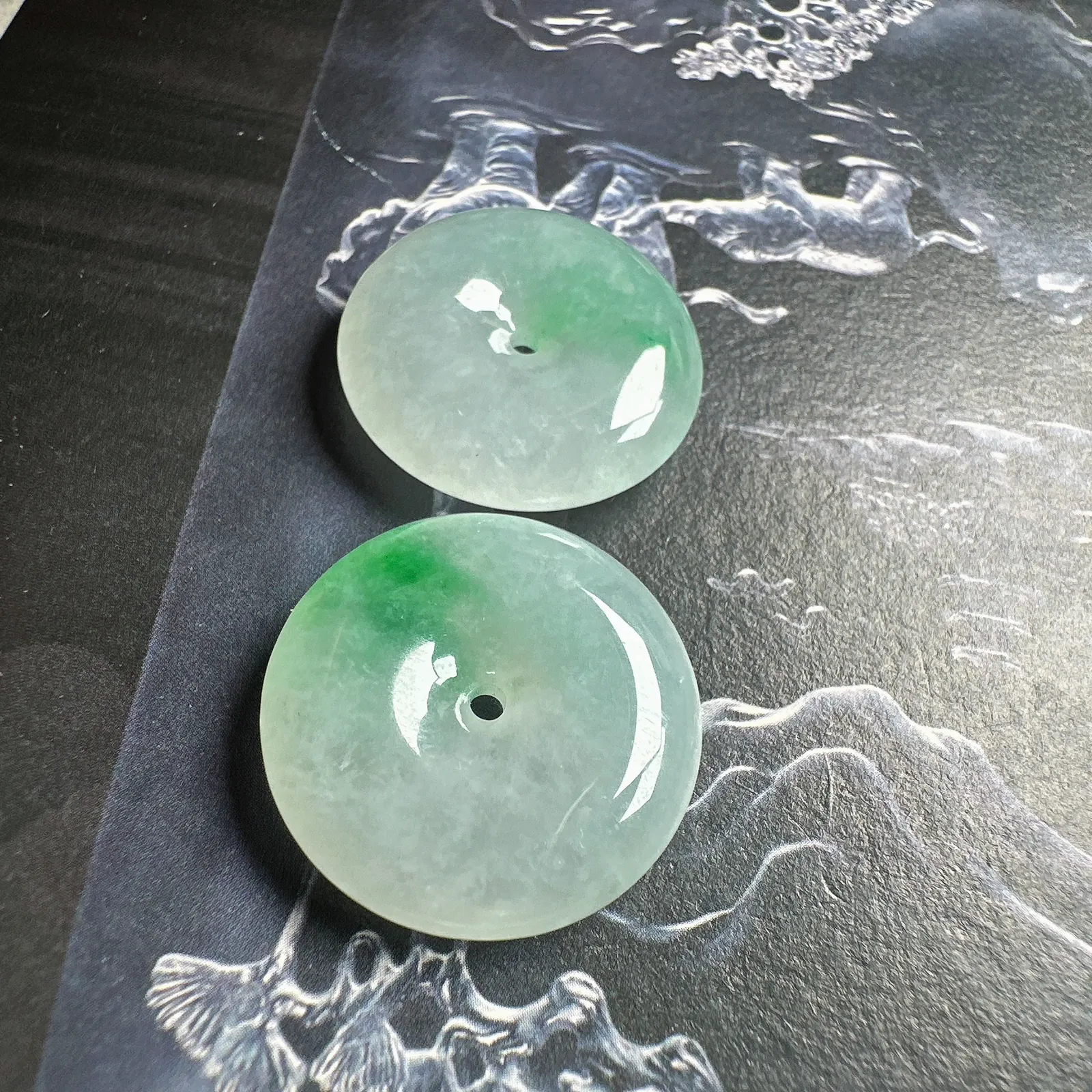 【平安扣】飘辣绿色点的平安扣一对，种水不错，颜色很正，光度很不错，性价比高，推荐入手。