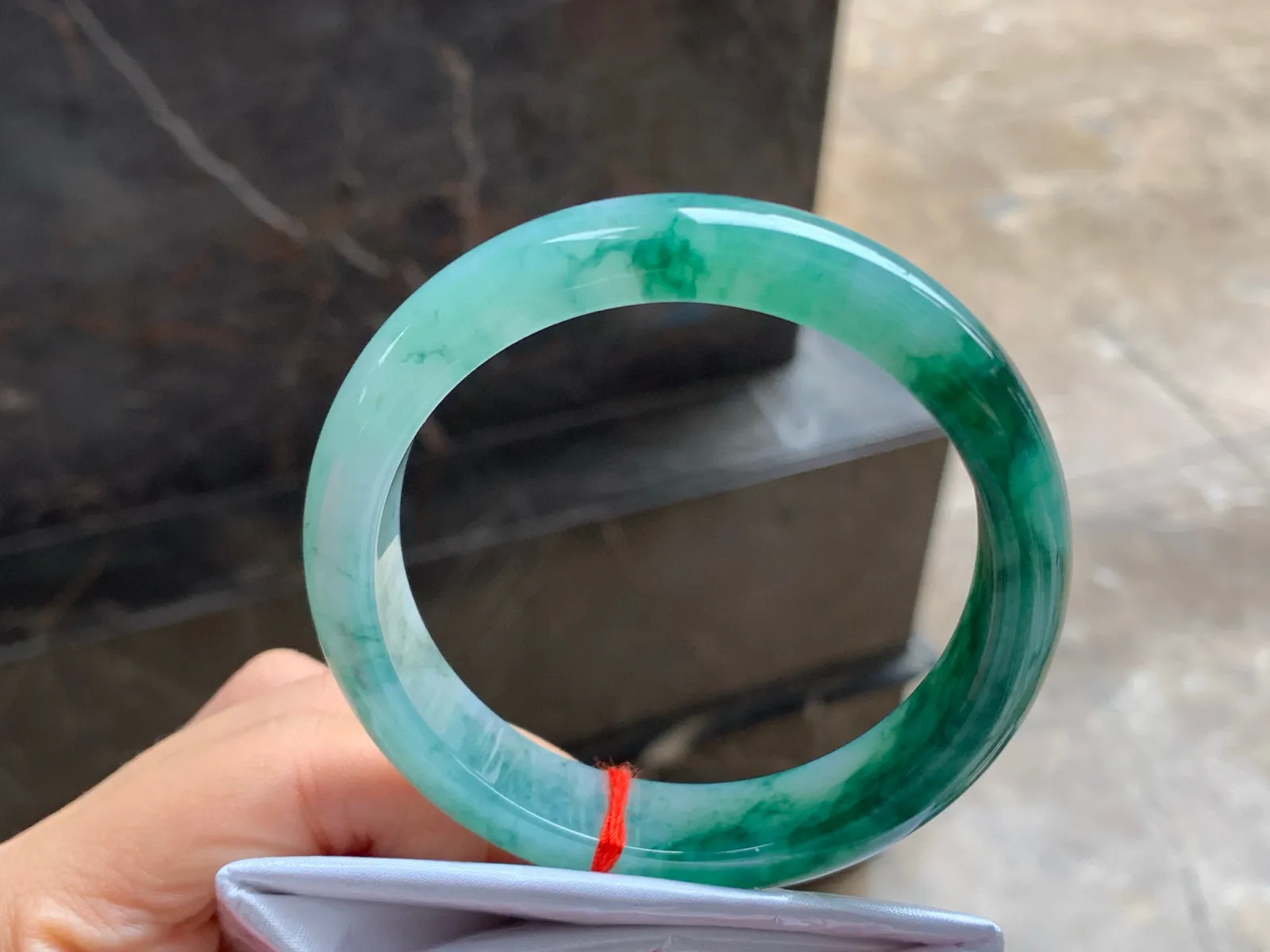 56.5-12.6-7.9

浓绿色手镯^_^颜色鲜艳 玉质温润