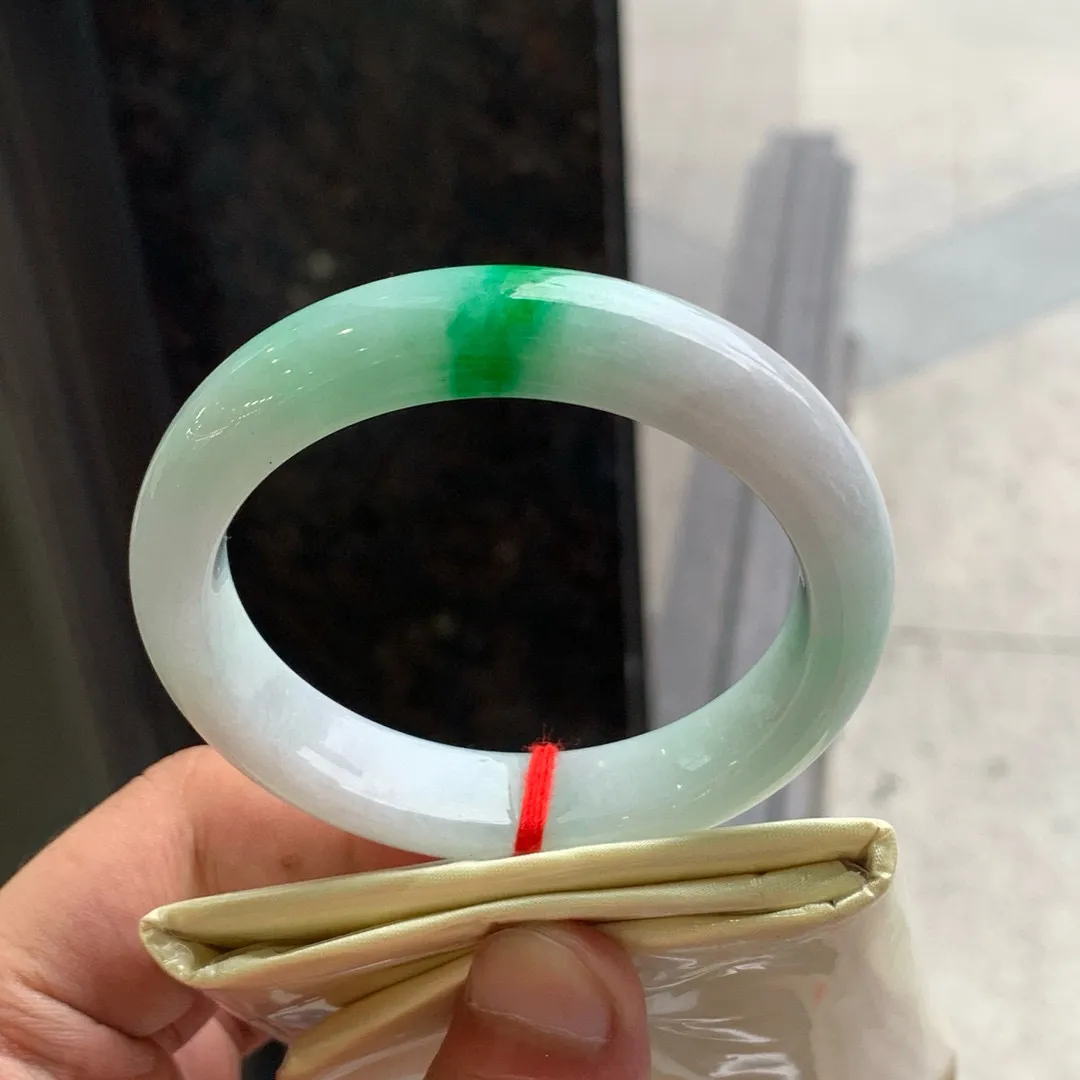 正圈冰糯阳绿 一丝牛毛纹 尺寸:53.8/11.9/7.9 色好
