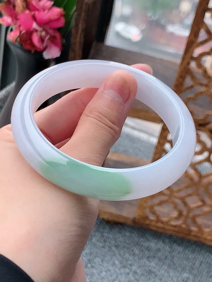 a货翡翠老坑飘绿正装正圈手镯-62大圈口  尺寸61.5×13.7×8.5mm 重量69.78g 0614