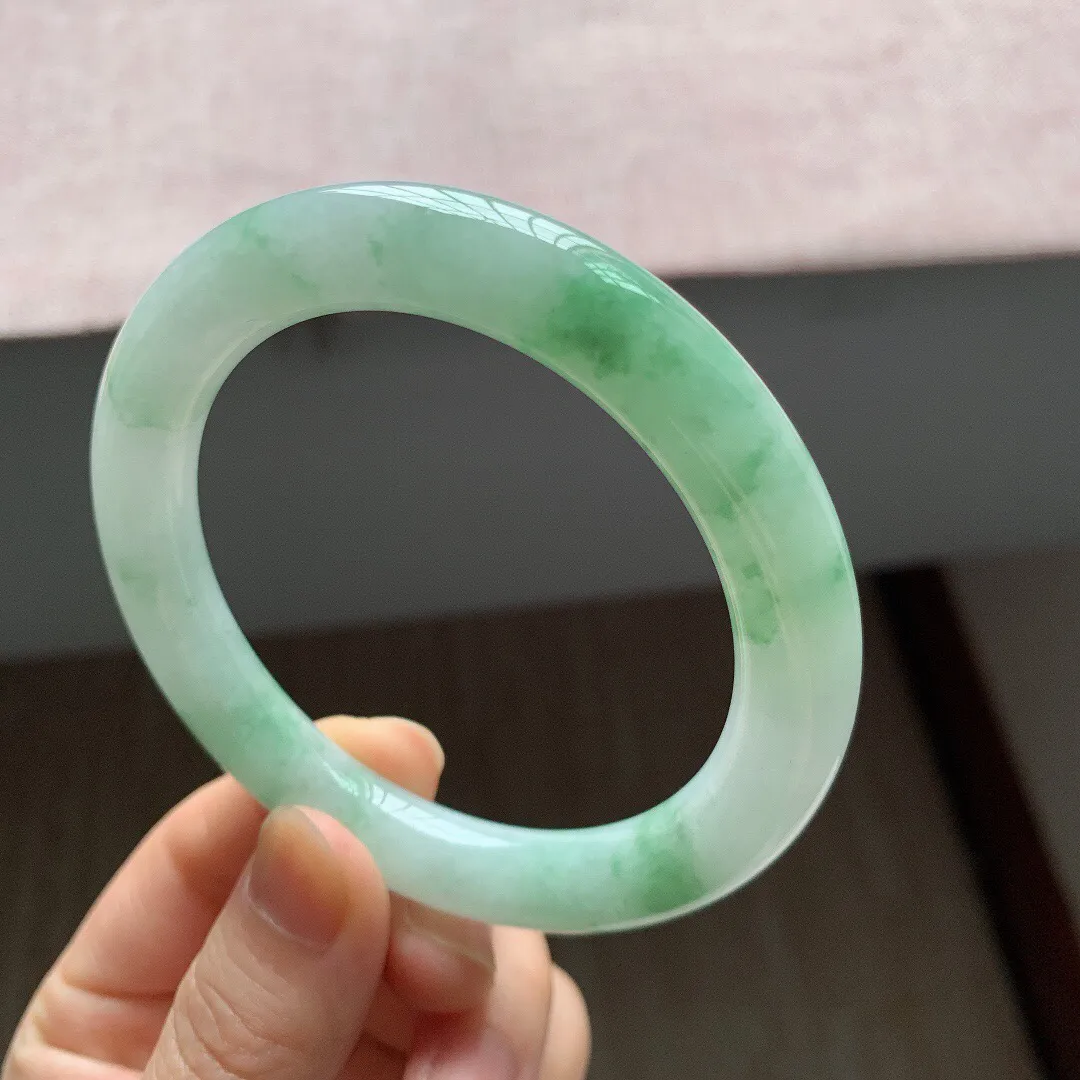 58圈口，自然光实拍，老坑冰糯种飘花圆条翡翠手镯，尺寸:58-9.8mm，重量59.24g