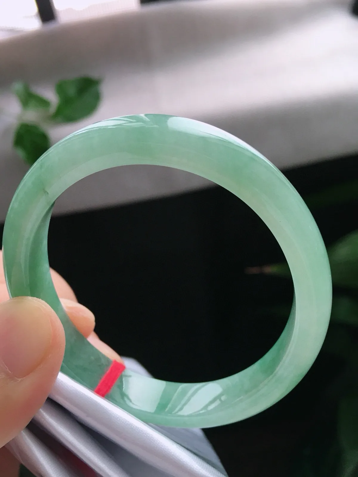 圈口55.5/51.2，贵妃手镯，正圈53.5可戴，绿底，玉质水润细腻，尺寸55.5-10.2-6.