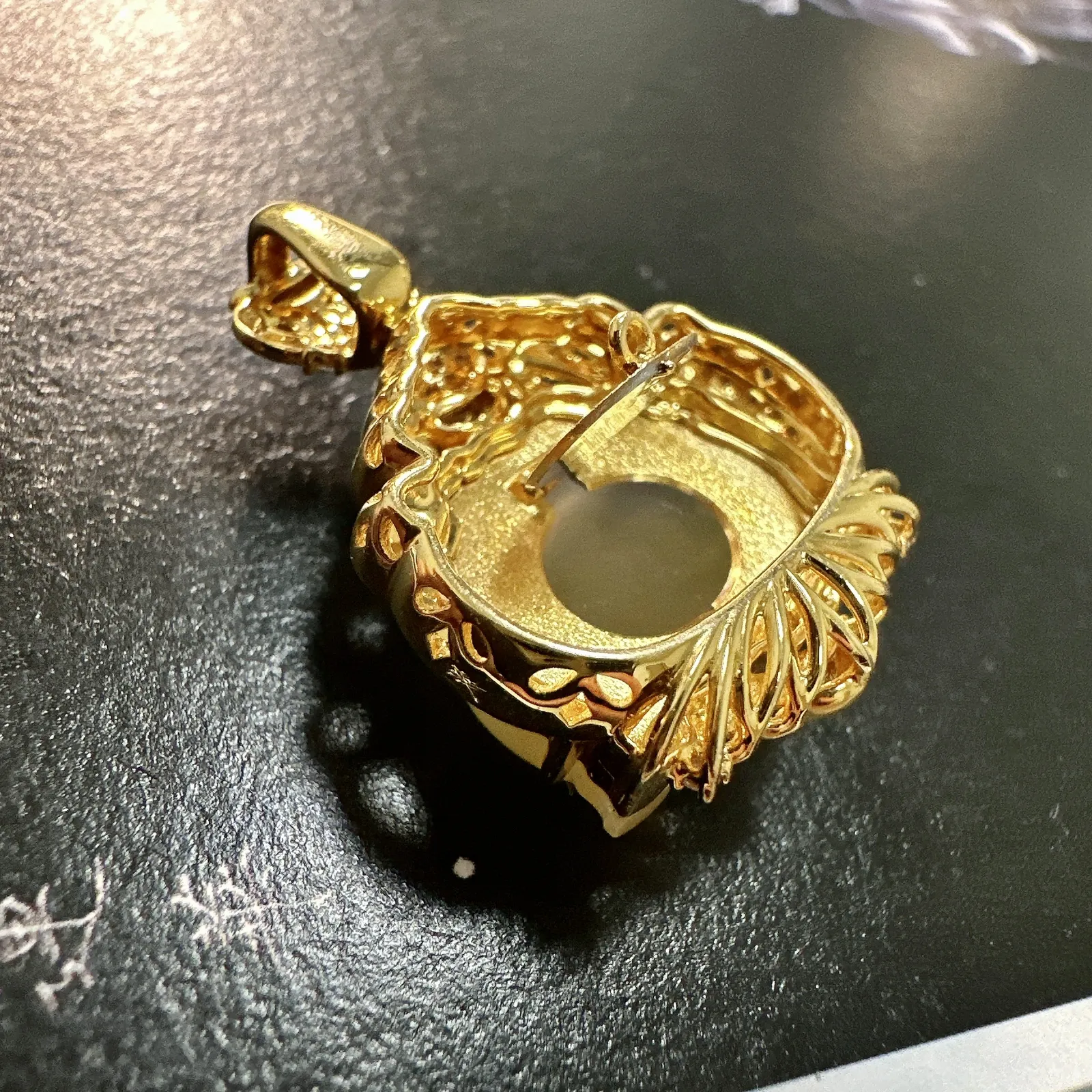 【冰种黄翡钱鼎吊坠】质地细腻，工艺很好，饱满圆润，18k金钻镶嵌，裸石尺寸14*17.6*5.6毫米