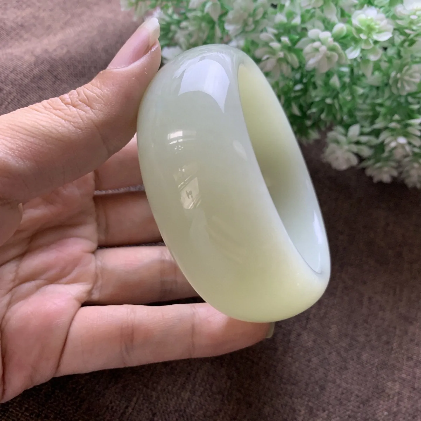 和田玉58.5圈口暖白色手镯，品质好，细腻油润，料子好