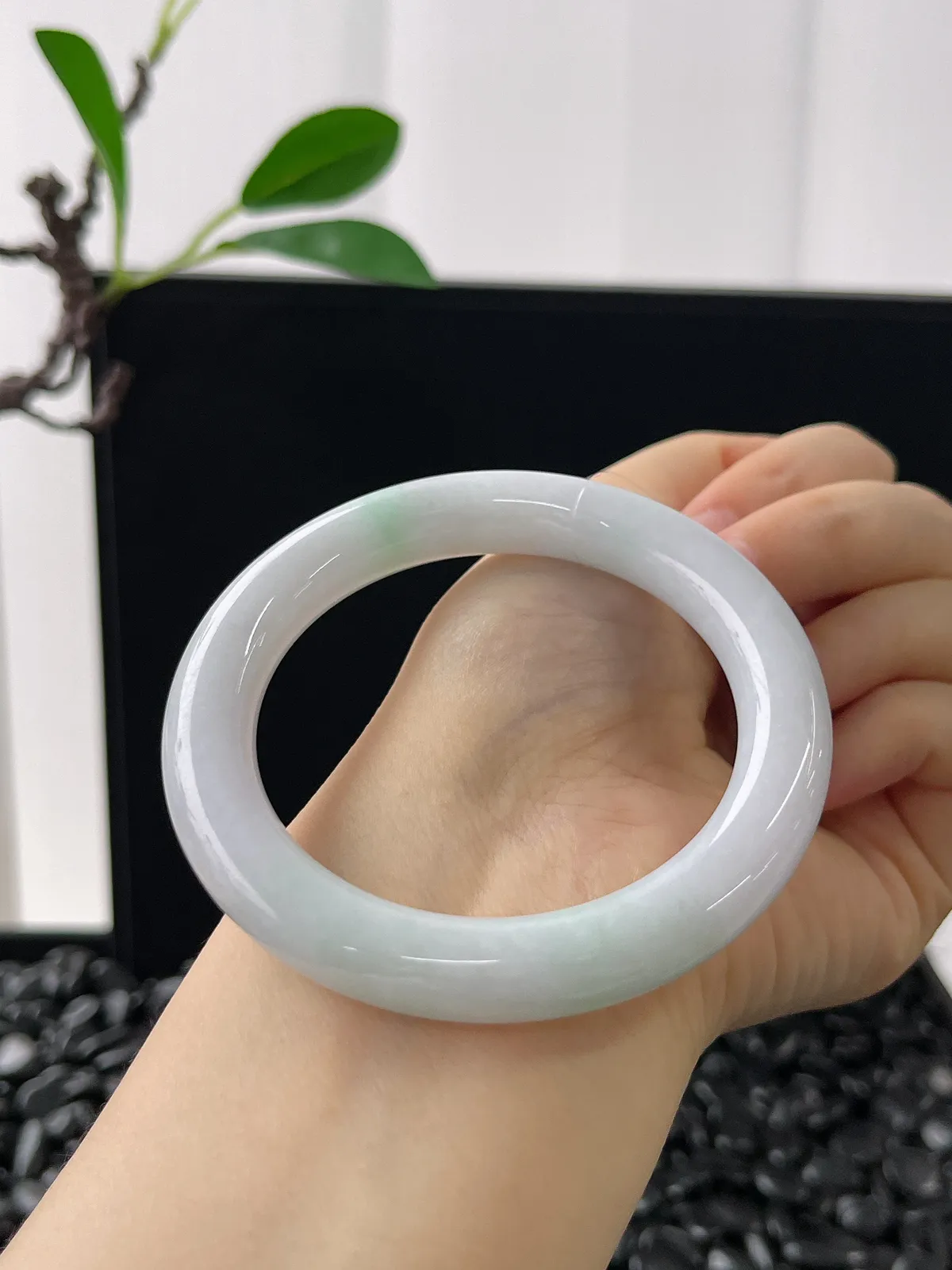 圆镯54圈口，翡翠糯化种白色手镯