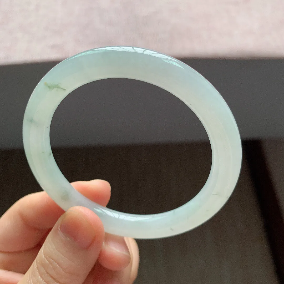 55-56圈口，自然光实拍，老坑冰糯种飘花圆条翡翠手镯，尺寸:55.4-8mm，重量38.29g