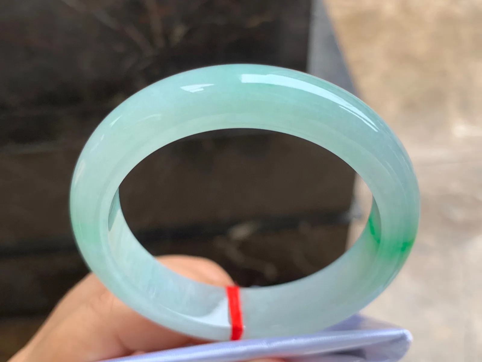 54-12.5-8mm
带色手镯 种好细腻 淡淡底色 一抹绿点缀 佩戴优雅