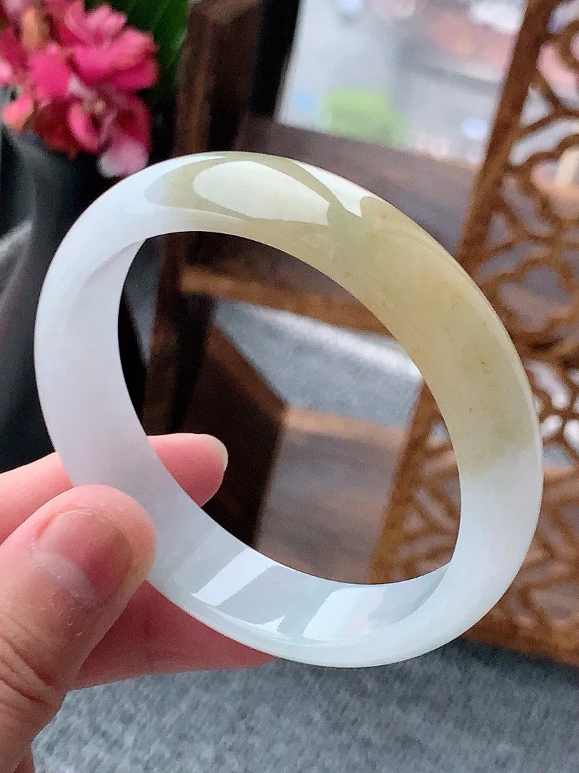 a货翡翠老坑飘黄翡正装正圈手镯55-56圈口 尺寸55.8×13.2×6.2mm 重量48.55g 