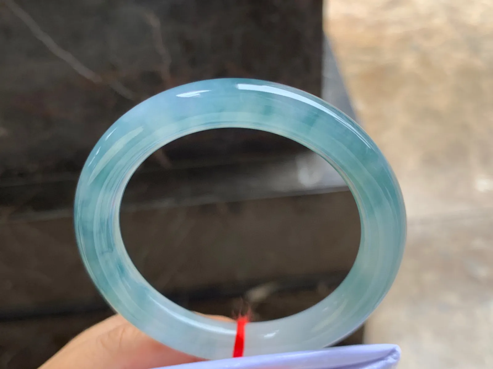 53-9.5mm
冰种飘花圆条手镯 水润蓝花 一处纹  不扣手 最后一图可见
