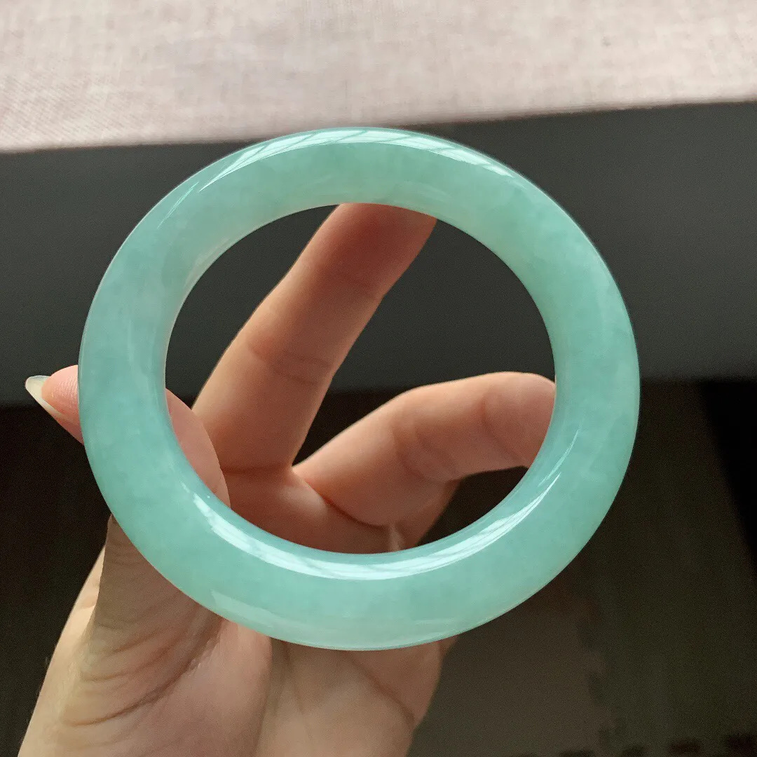 56-57圈口。老坑冰胶浅蓝圆条翡翠手镯，尺寸:56.2-11.8mm，重量78.32g