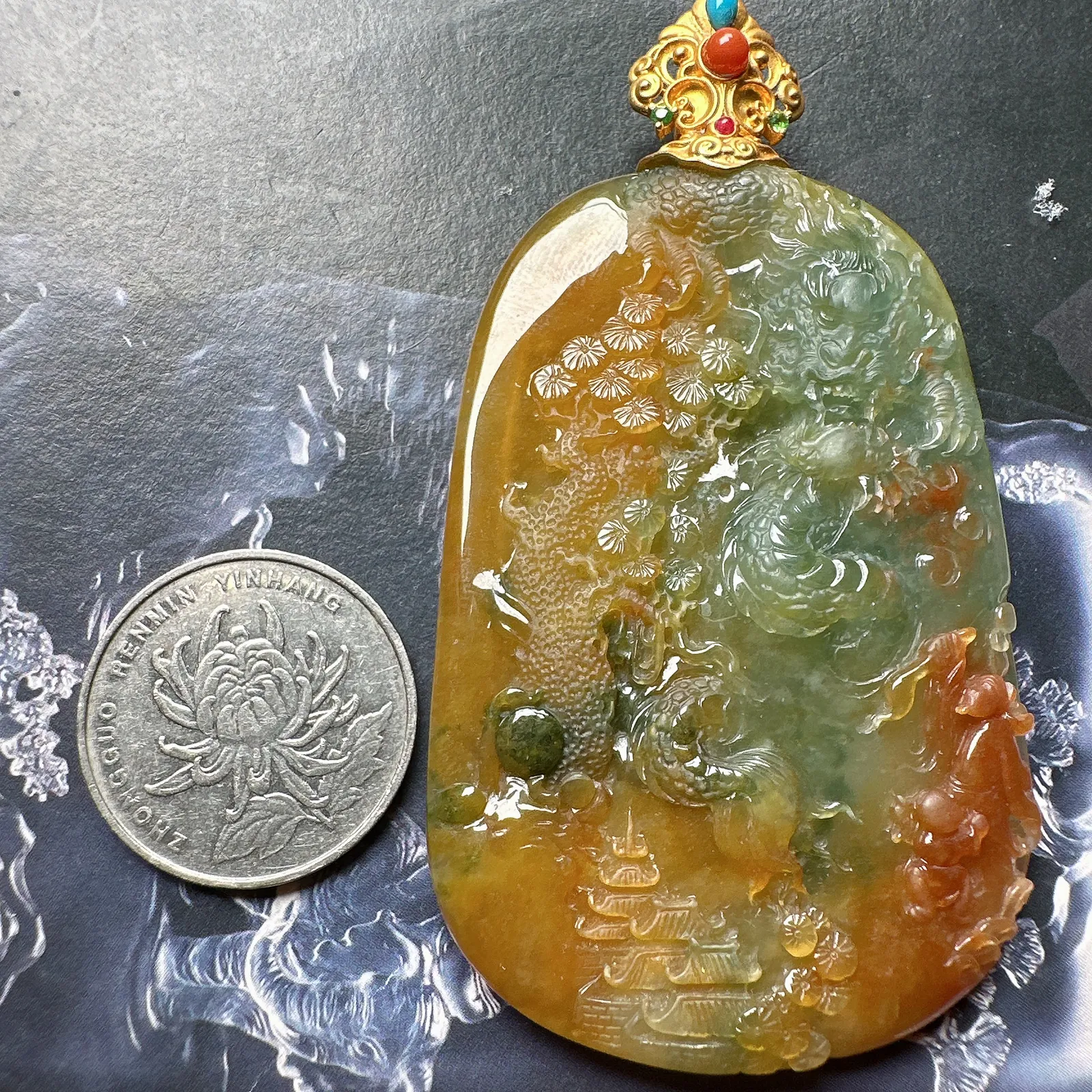 【龙牌】三彩大龙牌，冰感十足，难得的好种水山水龙牌，多彩料，稀缺度很足，雕刻精美，可以收藏。