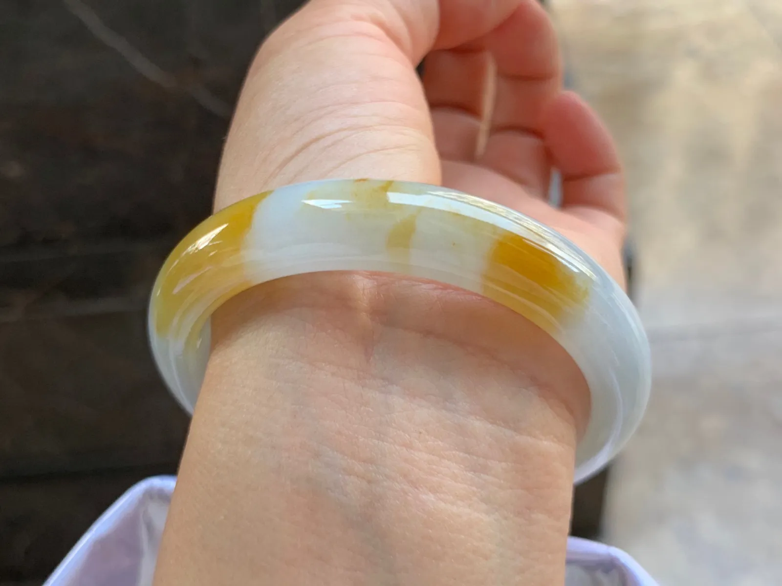 55-11-8mm
黄翡手镯 底子细腻 颜色艳丽