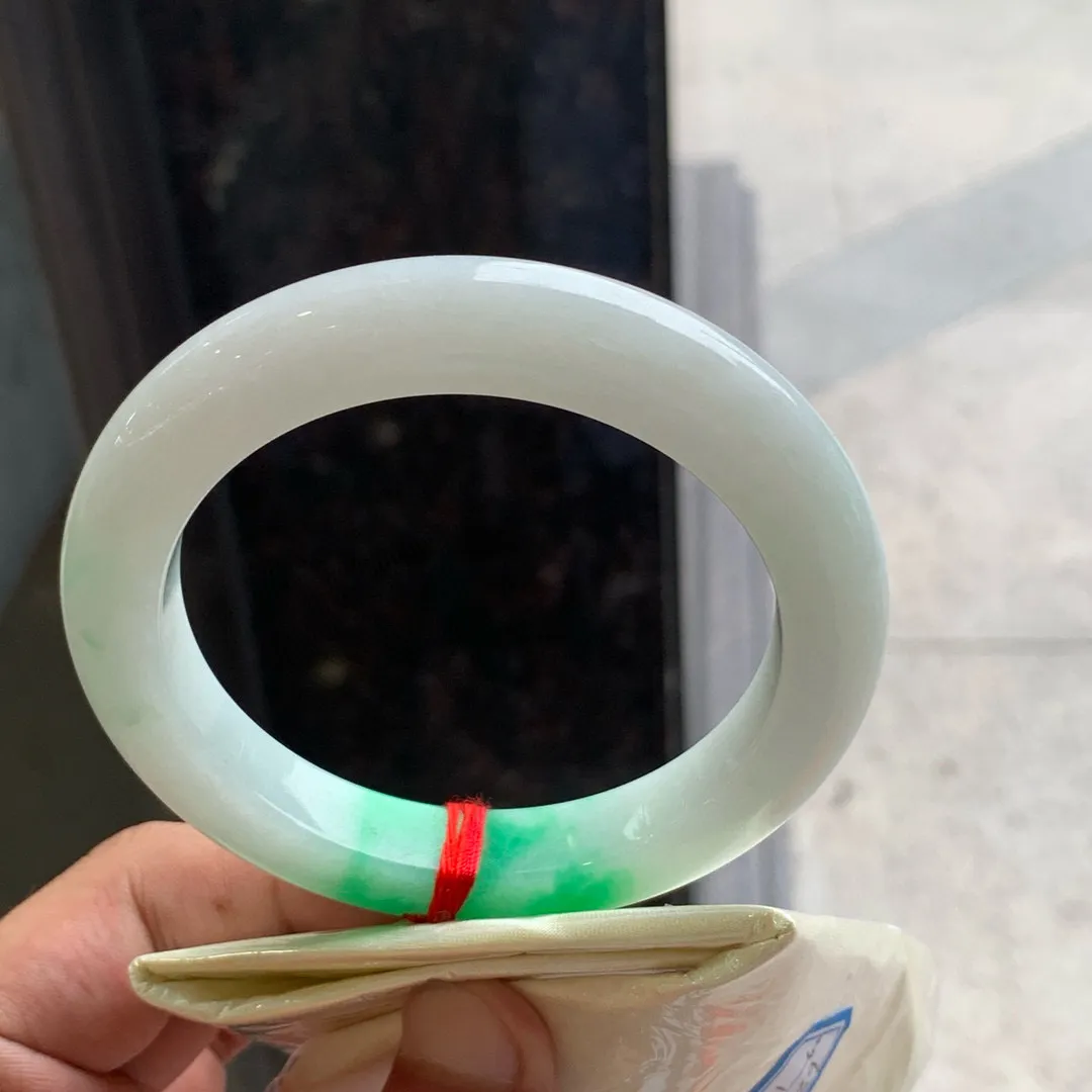 圆条冰糯阳绿 一丝棉线 尺寸:61.5/11.5/10.8 大圈口🥰🥰