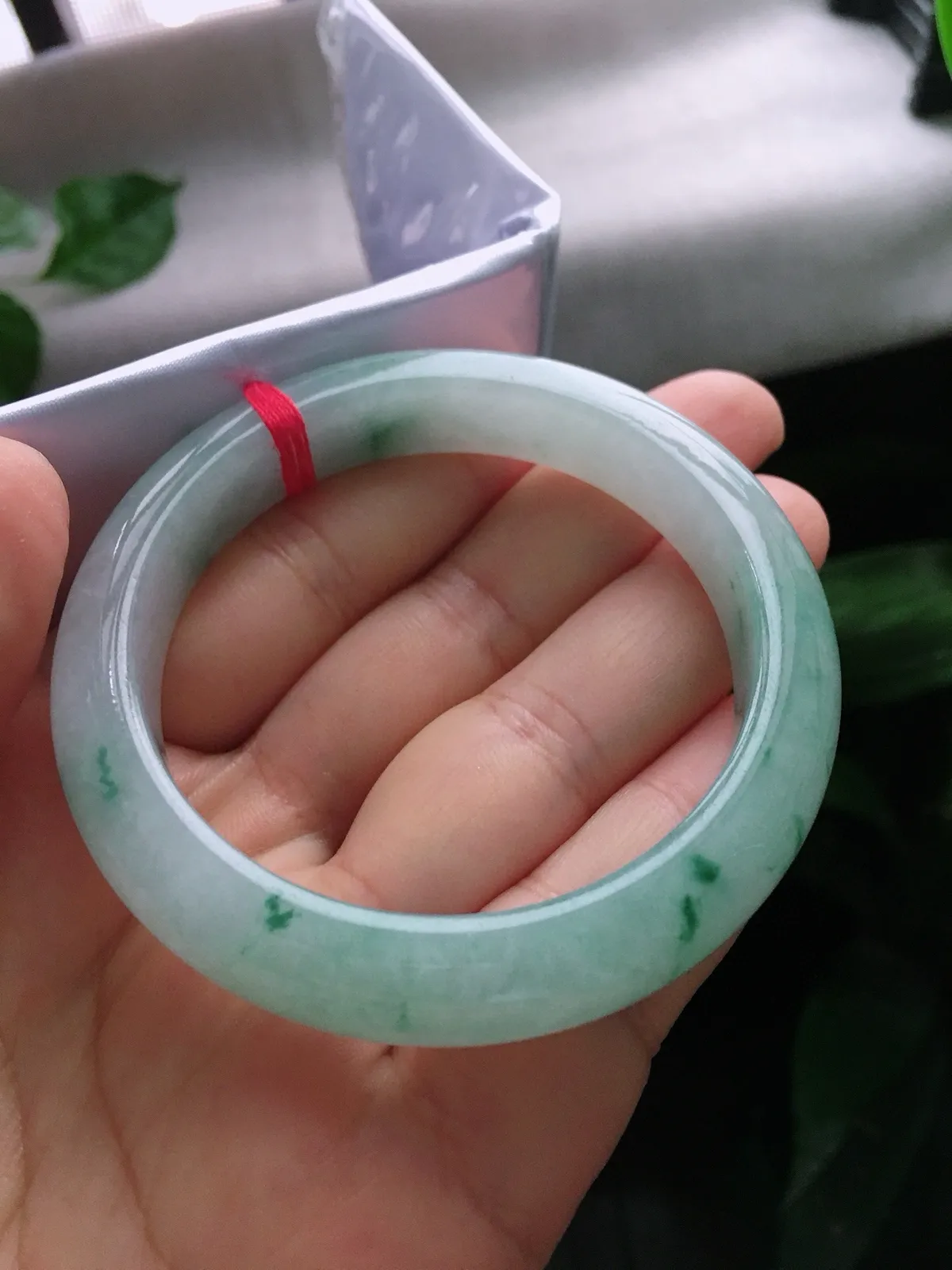 圈口55.6，正圈手镯，飘花，玉质水润细腻，尺寸55.6-11.9-8.4mm