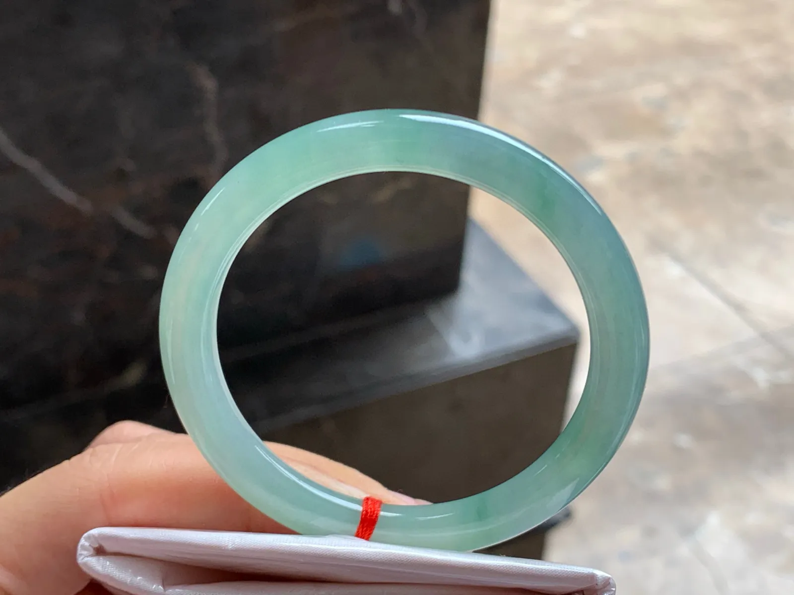 52-7.7

冰蓝圆条手镯^_^种水足 鲜艳