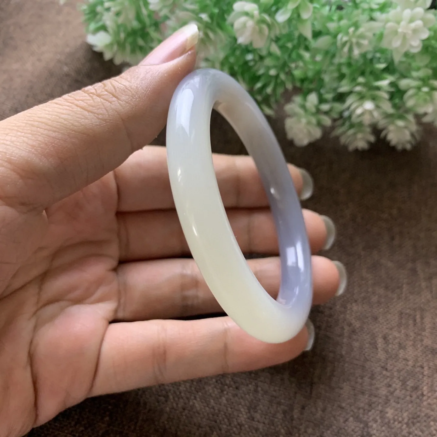 和田玉56圈口白加紫色手镯，圈口56宽9.9品质好，细腻油润，料子好