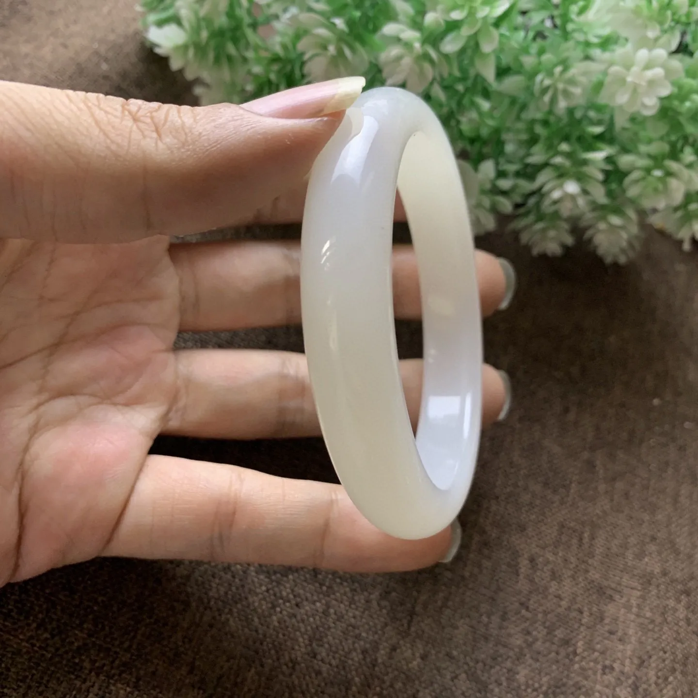 暖白色，和田玉60圈口羊脂白玉手镯，圈口60宽12品质好，细腻油润，料子好