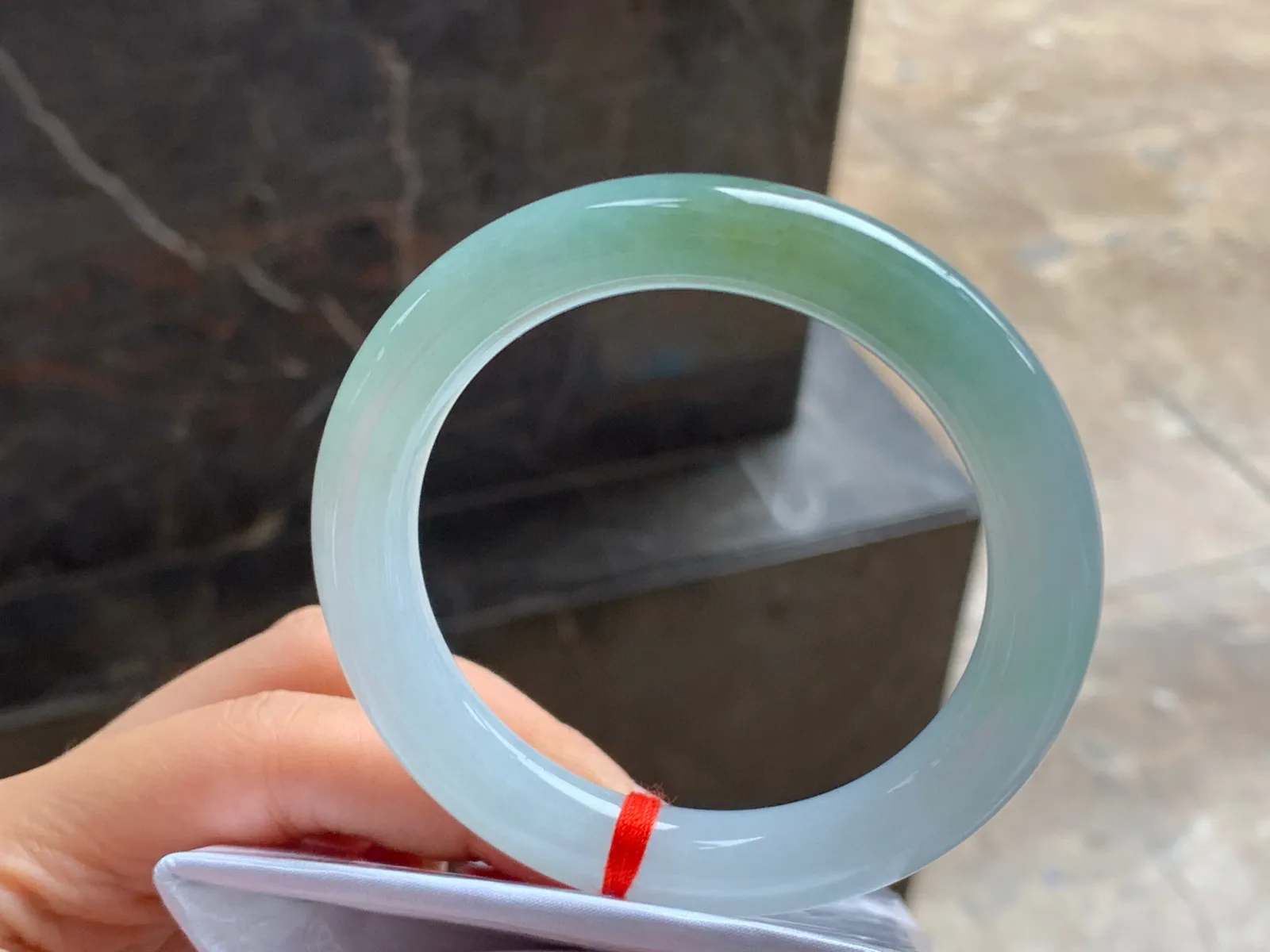 53.5-10

黄翡圆条手镯^_^玉质温润 种水足