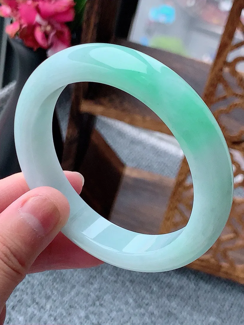 a货翡翠老坑飘绿正装正圈手镯56-57圈口  尺寸56.3×12.3×8.8mm 重量65.42g 