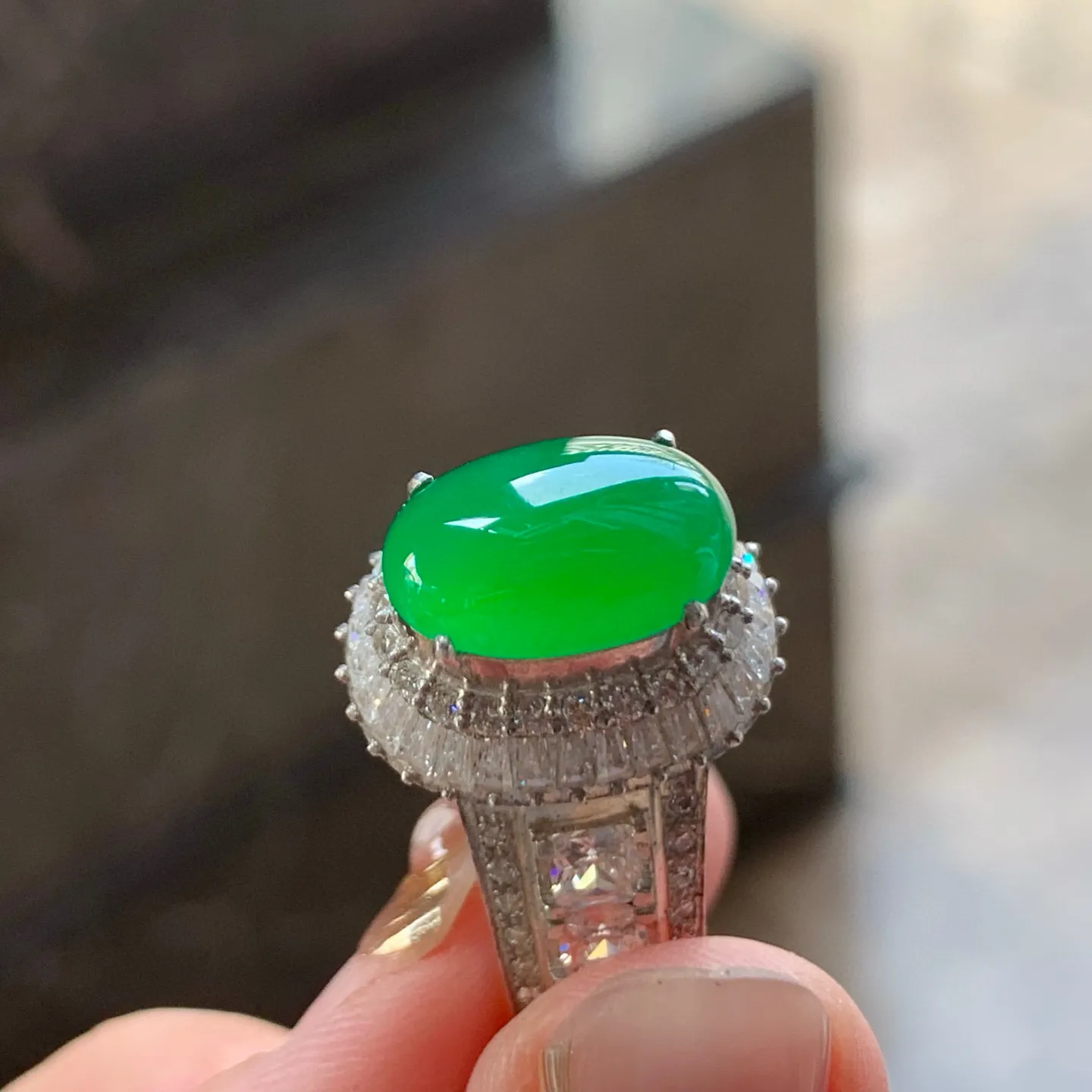 冰种辣绿蛋面
种好 铜托