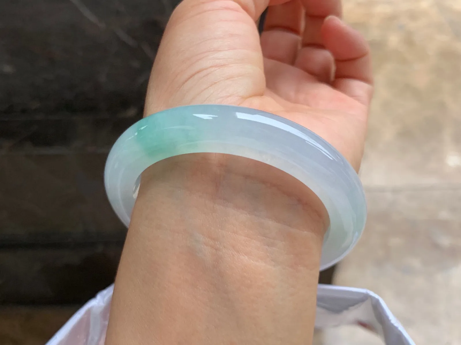 54-10-9mm
冰种飘花手镯 温润细腻 清爽