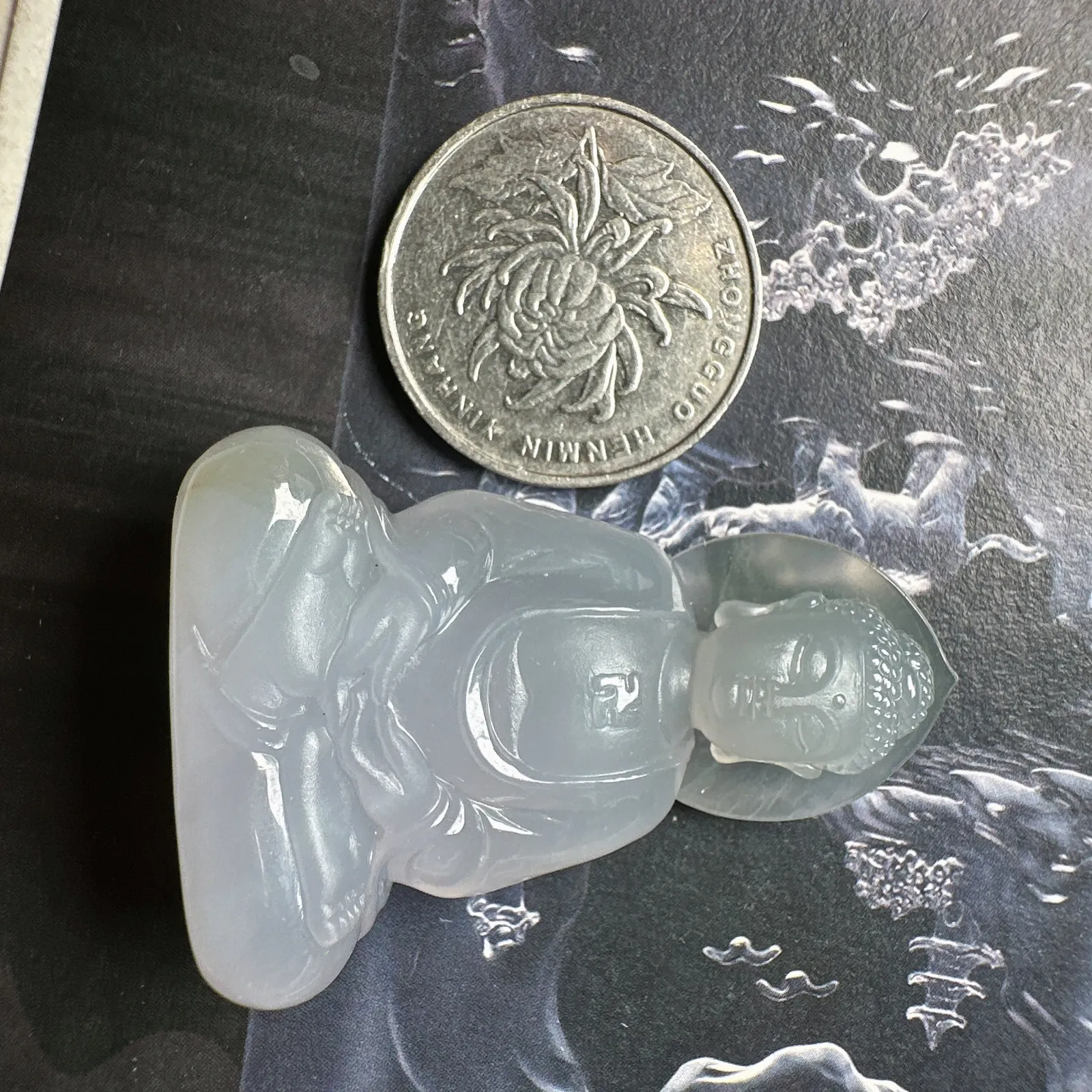 【大日如来】立体雕刻，小摆件一样的玛瑙底大日如来，底子很细腻，纯净度很好，雕刻精美，特色件，推荐入手。